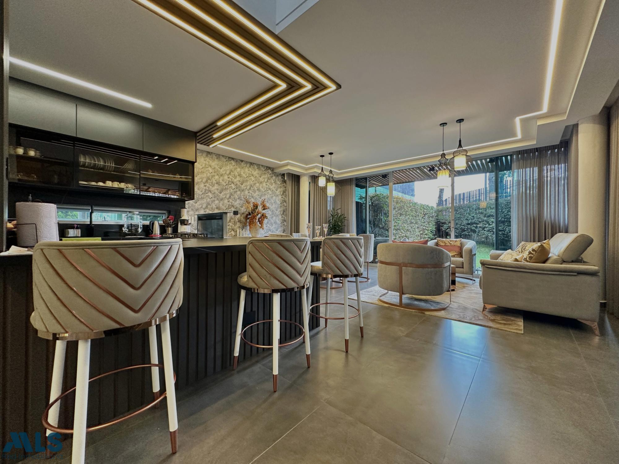 CASA MODERNA TOTALMENTE REMODELADA EN VENTA EN ENVIGADO envigado - loma el atravesado