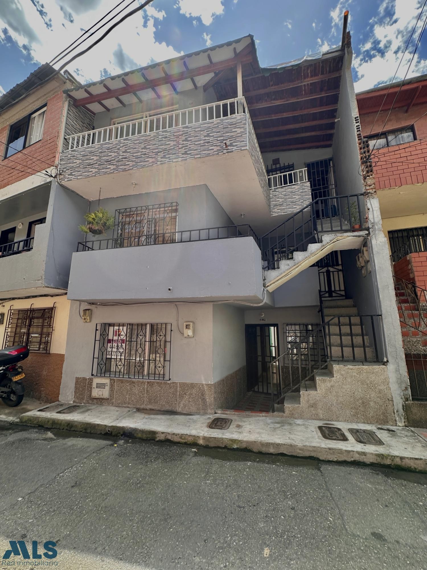Se vende casa amplia en primer piso. medellin - altavista