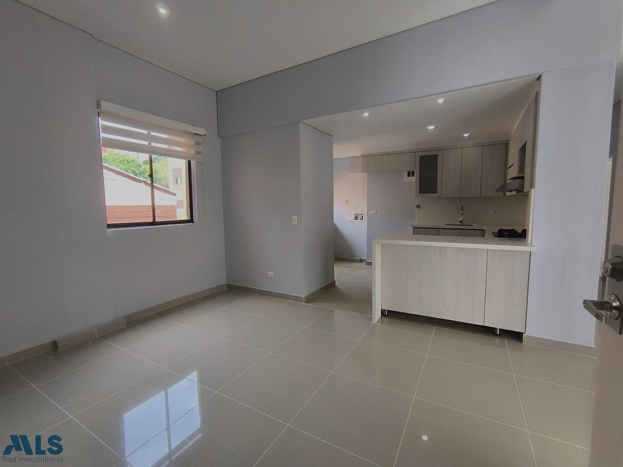 Apartamento remodelado amplio, listo para estrenar. Envigado envigado - la paz