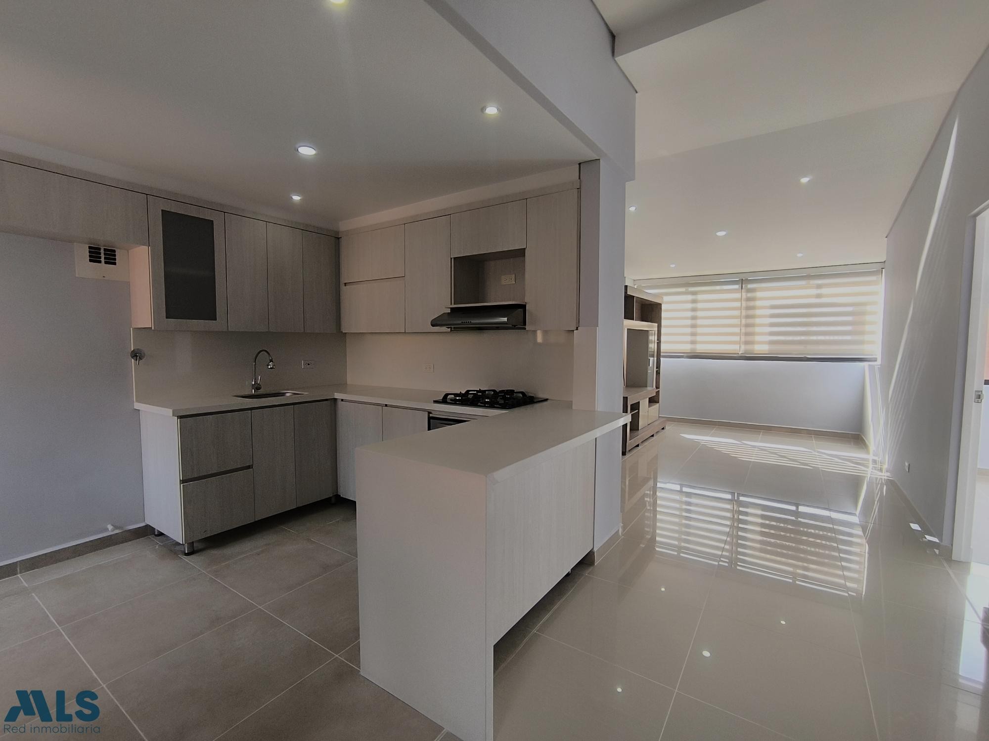 Apartamento remodelado amplio, listo para estrenar. Envigado envigado - la paz