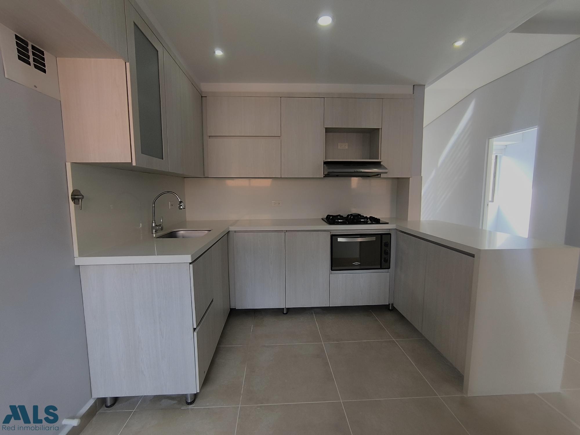 Apartamento remodelado amplio, listo para estrenar. Envigado envigado - la paz