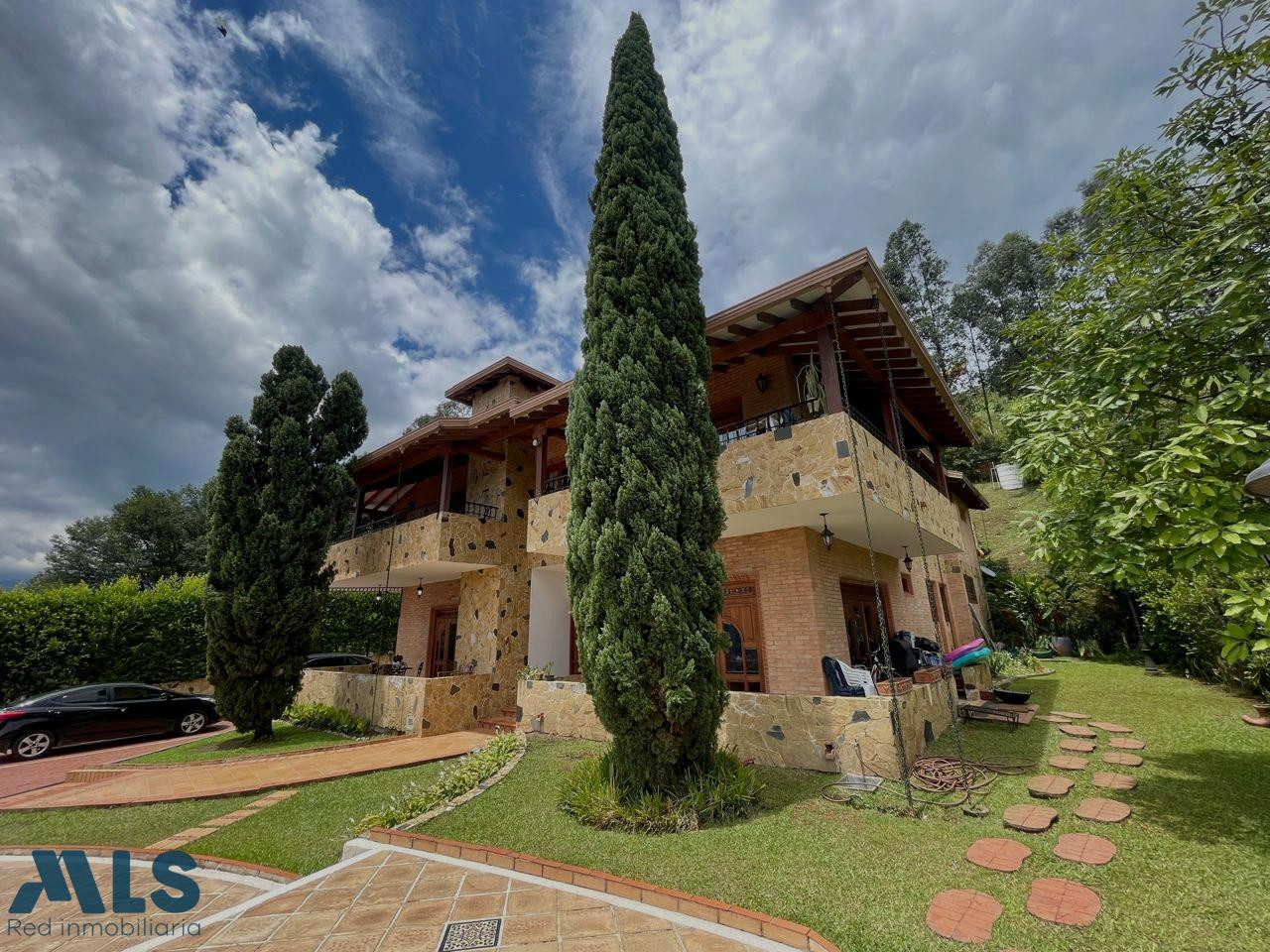 Casa colonial, amplia, vista sabaneta - v las lomitas