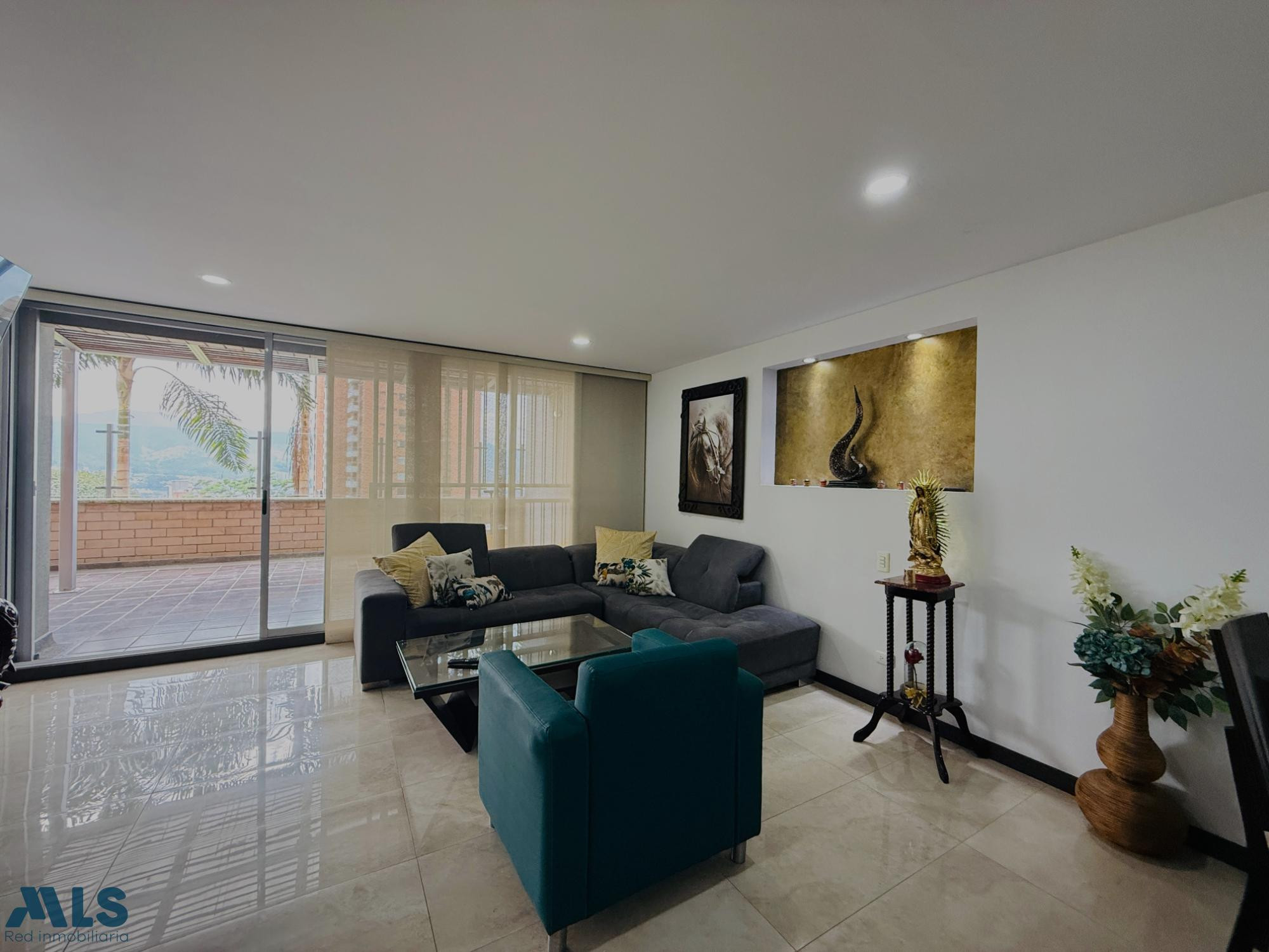 Lindo y acogedor apartamento en venta con amplia terraza y linda vista envigado - loma de las brujas
