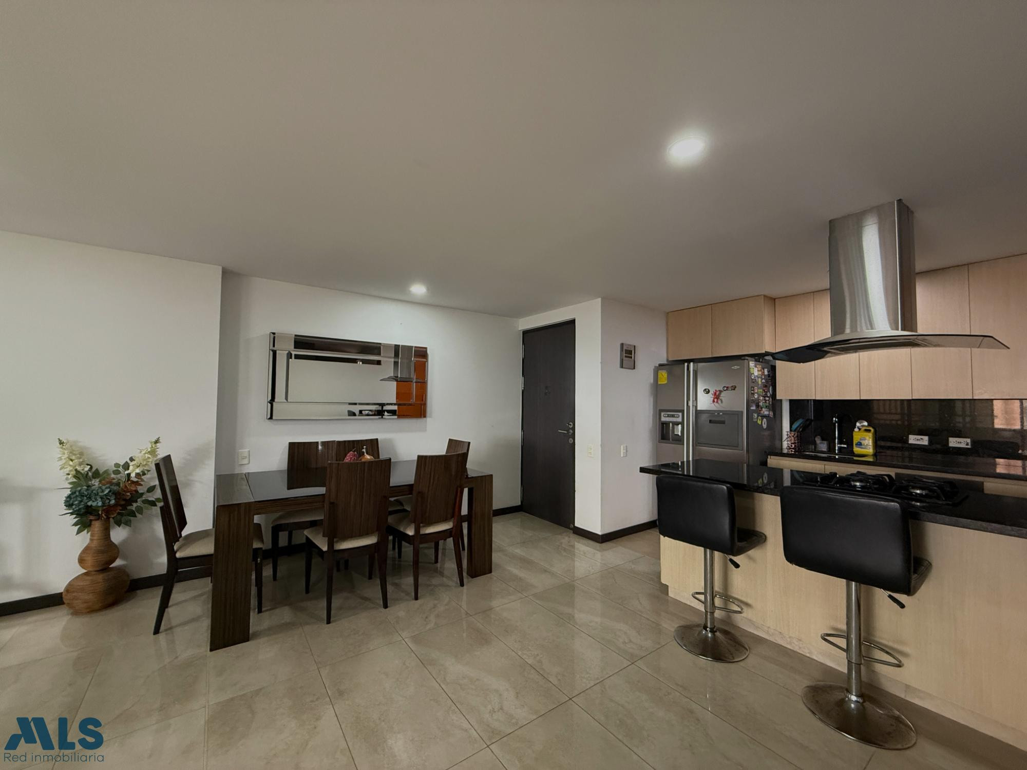 Lindo y acogedor apartamento en venta con amplia terraza y linda vista envigado - loma de las brujas