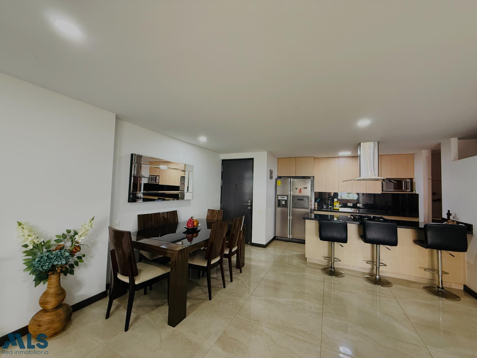 Lindo y acogedor apartamento en venta con amplia terraza y linda vista envigado - loma de las brujas