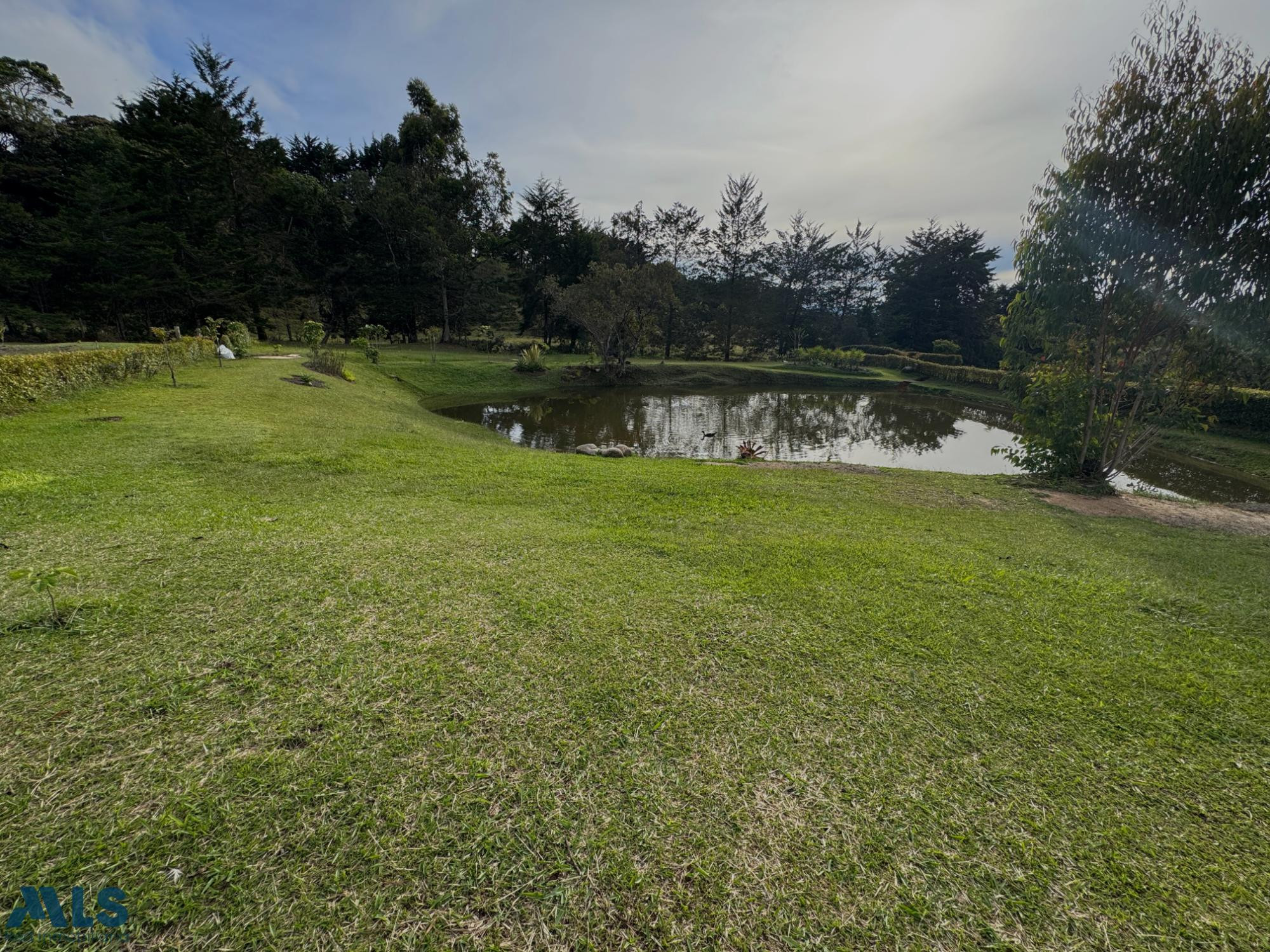 OPORTUNIDAD ! Espectacular lote con lago en unidad cerrada en Guatapé guatape - el roble