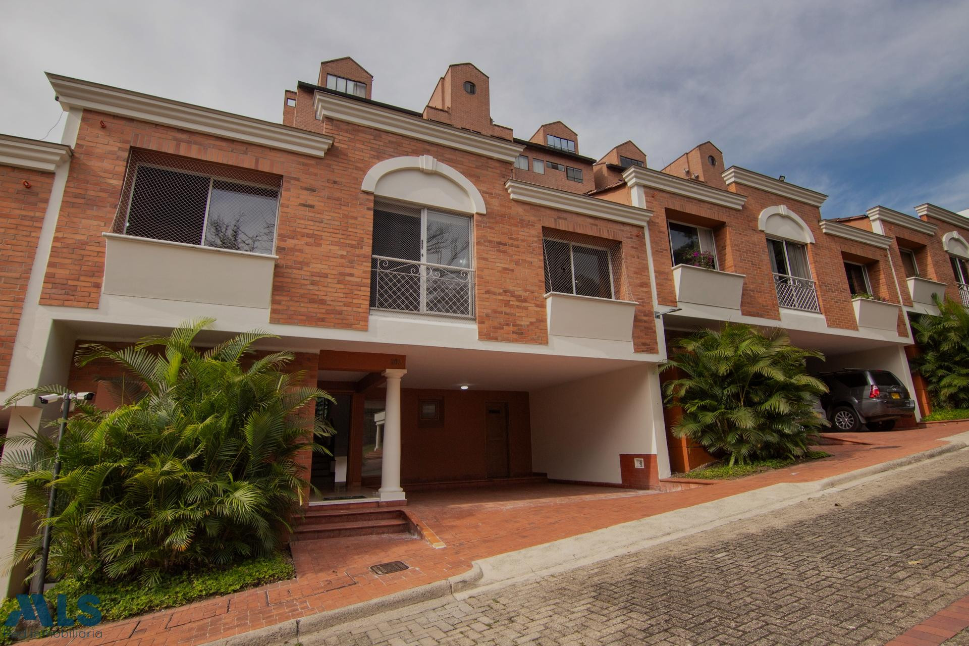 Casa de 3 niveles en sector de San Lucas medellin - san lucas