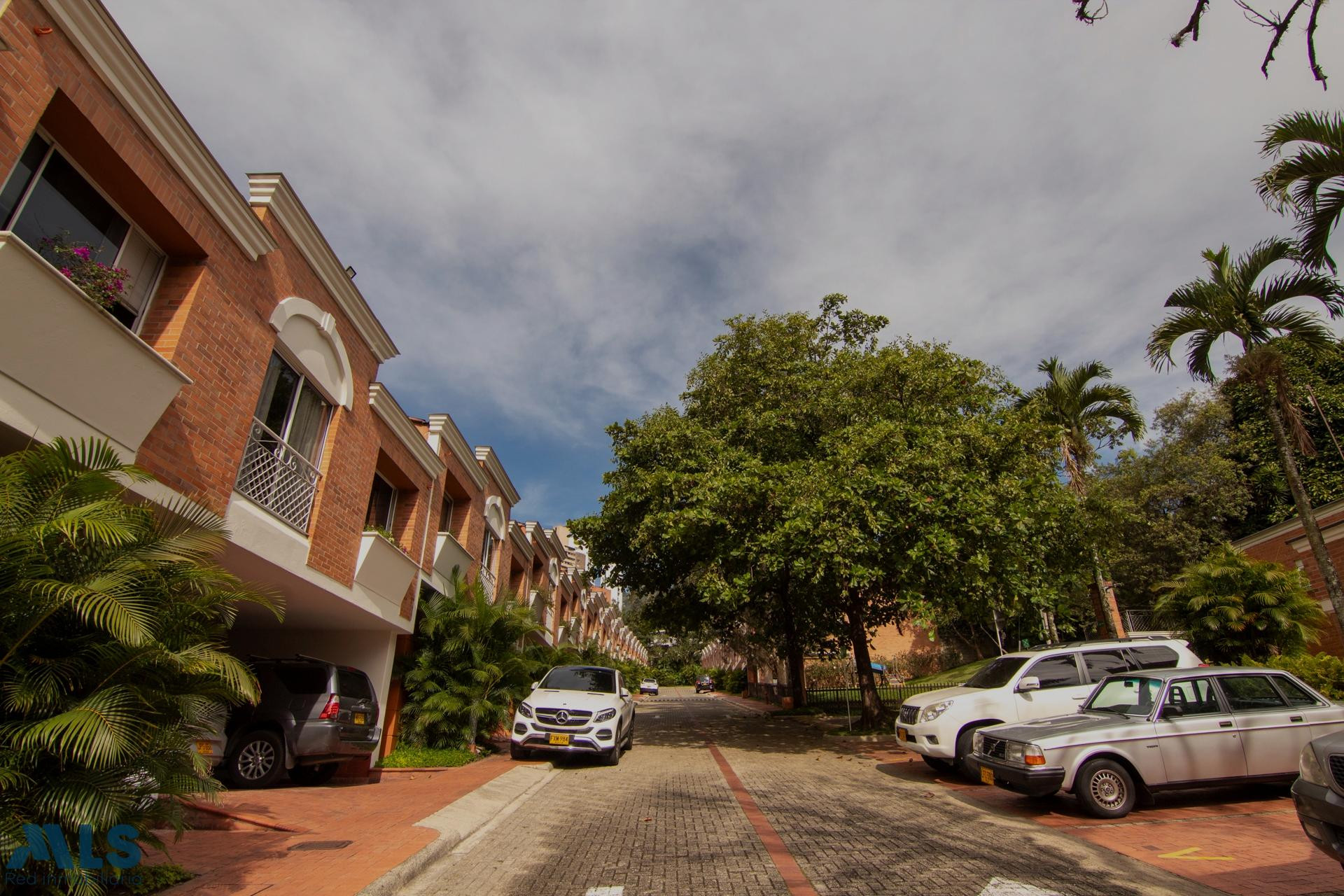 Casa de 3 niveles en sector de San Lucas medellin - san lucas