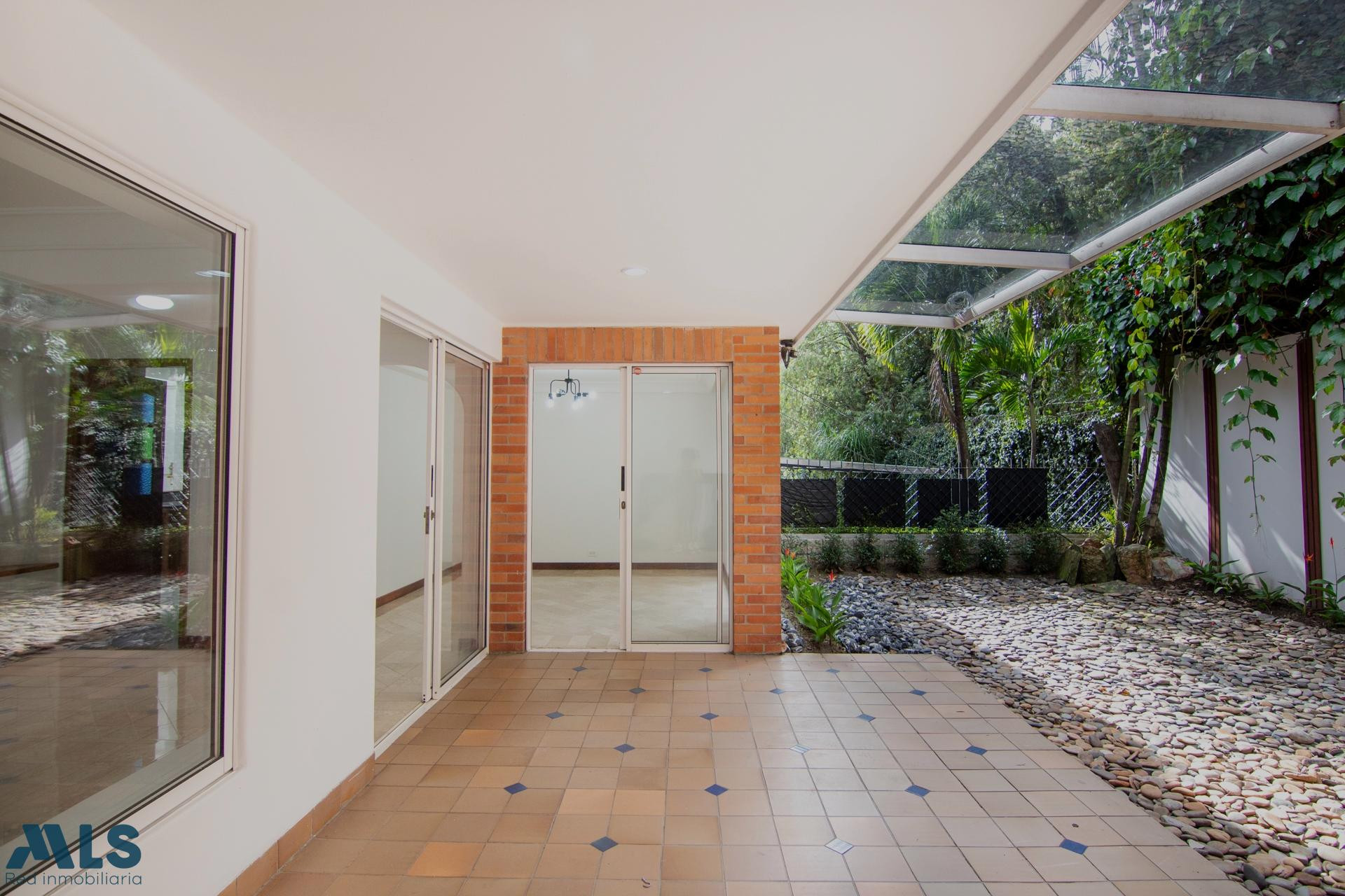 Casa de 3 niveles en sector de San Lucas medellin - san lucas