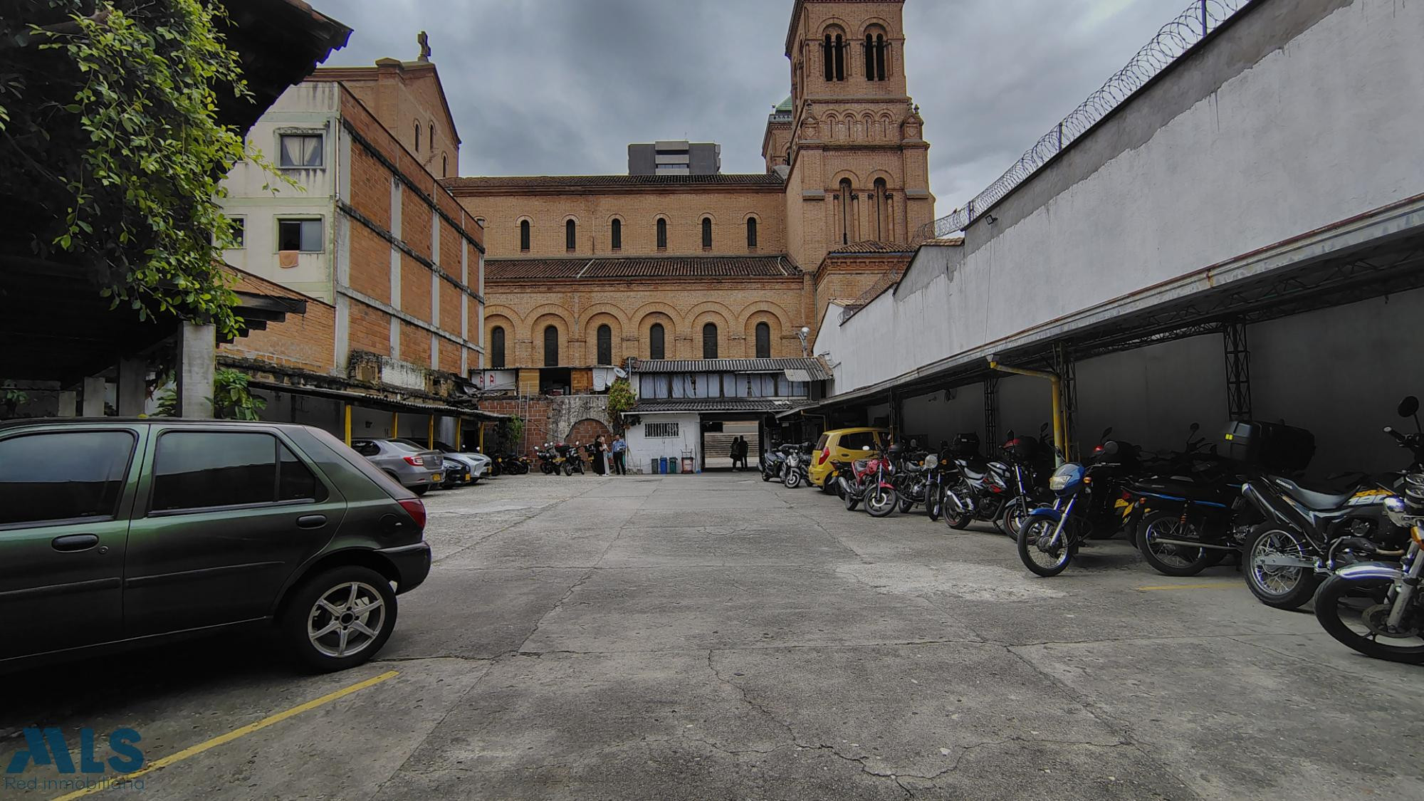 lote Parqueadero en venta, ubicado en el centro de Medellín. medellin - la candelaria
