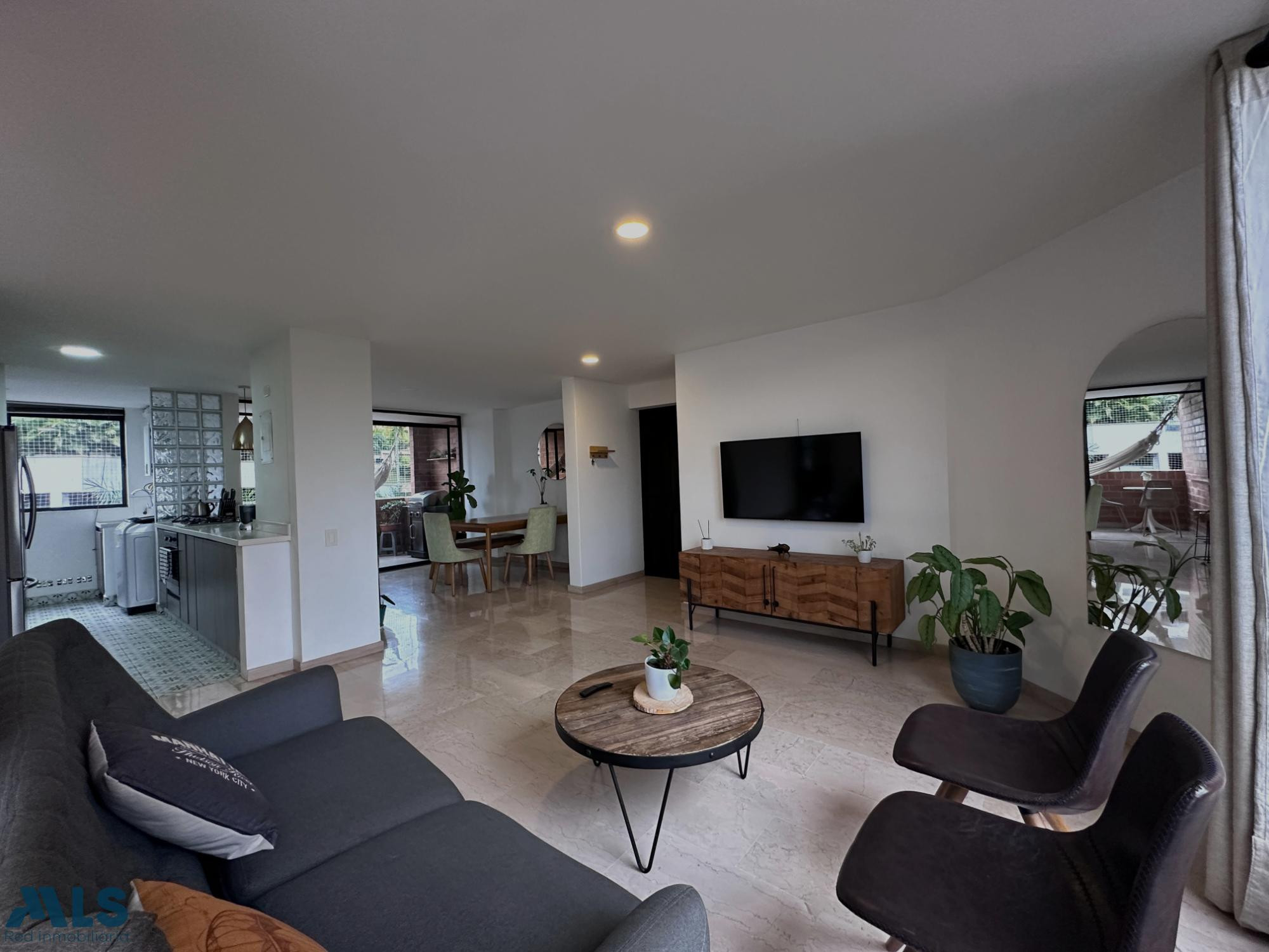Apartamento reformado a pasos de El Tesoro medellin - el tesoro