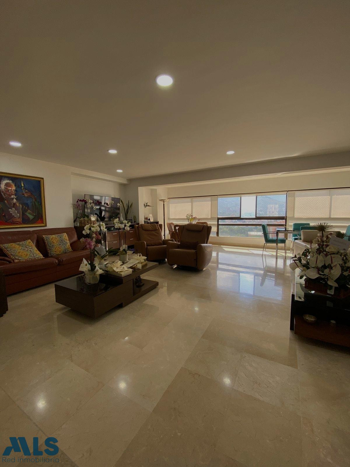 espectacular apartamento remodelado, con tres habitaciones cada una con vestier y bañ medellin - milla de oro