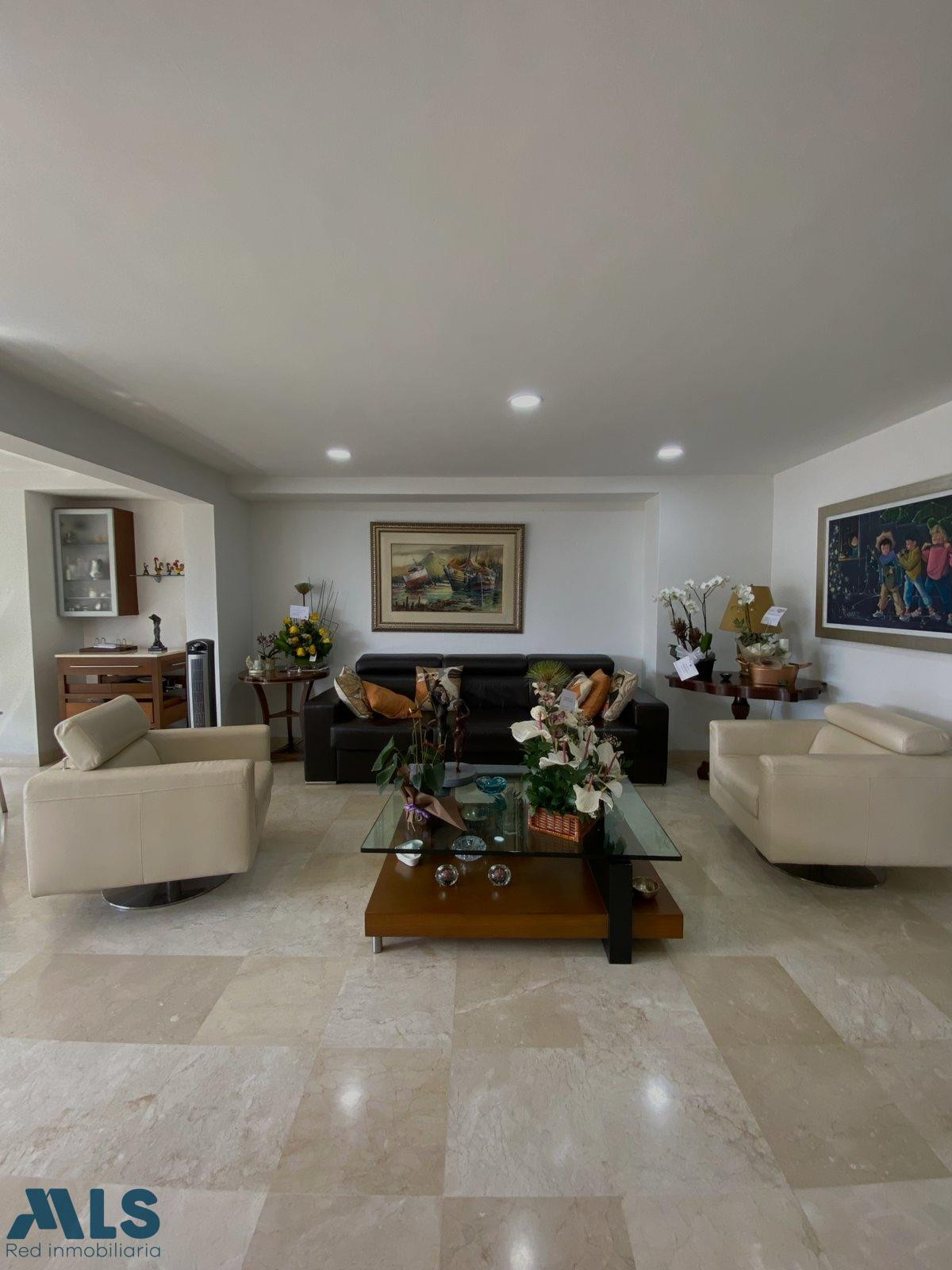 espectacular apartamento remodelado, con tres habitaciones cada una con vestier y bañ medellin - milla de oro