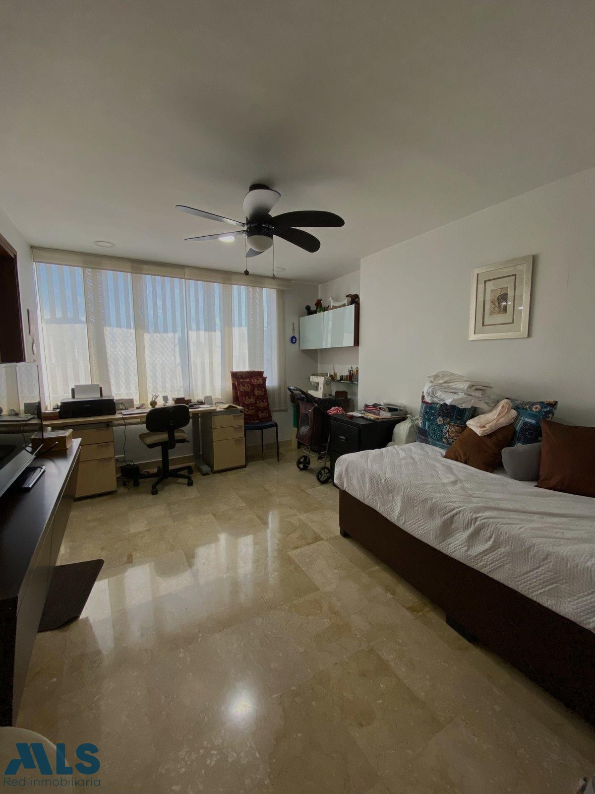 espectacular apartamento remodelado, con tres habitaciones cada una con vestier y bañ medellin - milla de oro