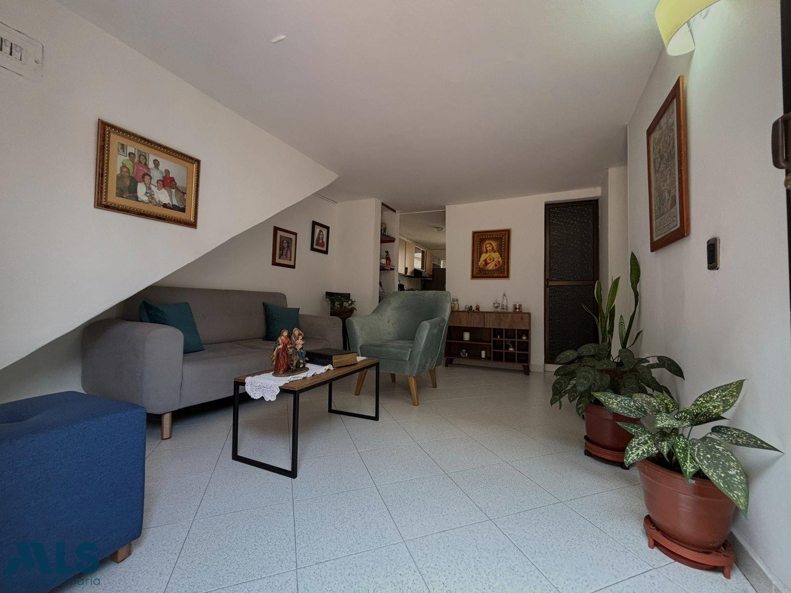 Casa en venta, con excelente ubicación sabaneta - villas del carmen