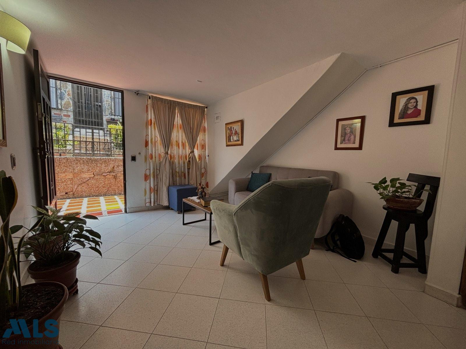 Casa en venta, con excelente ubicación sabaneta - villas del carmen