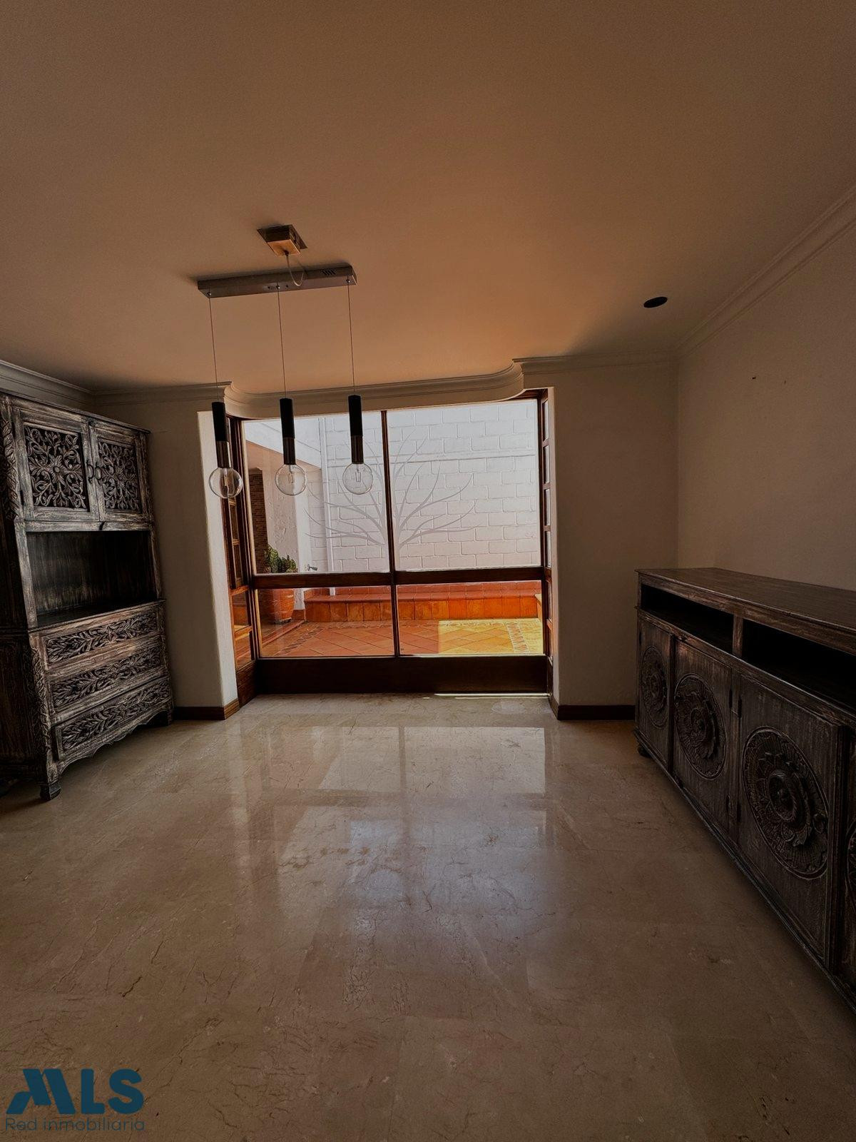 Casa de 4 dormitorios en la parte baja de Envigado envigado - loma del escobero