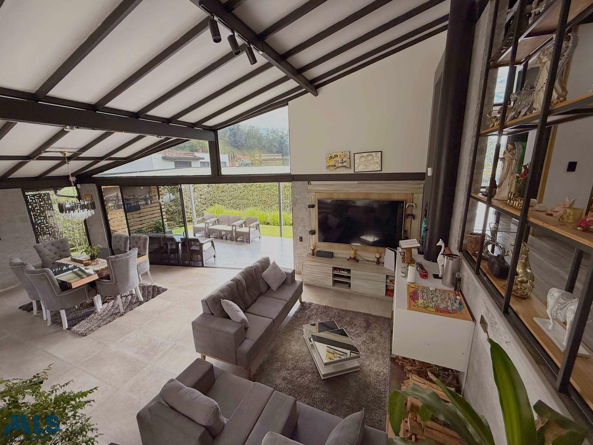 Casa de moderna en unidad cerrada Alto del Escobero envigado - alto del escobero envigado