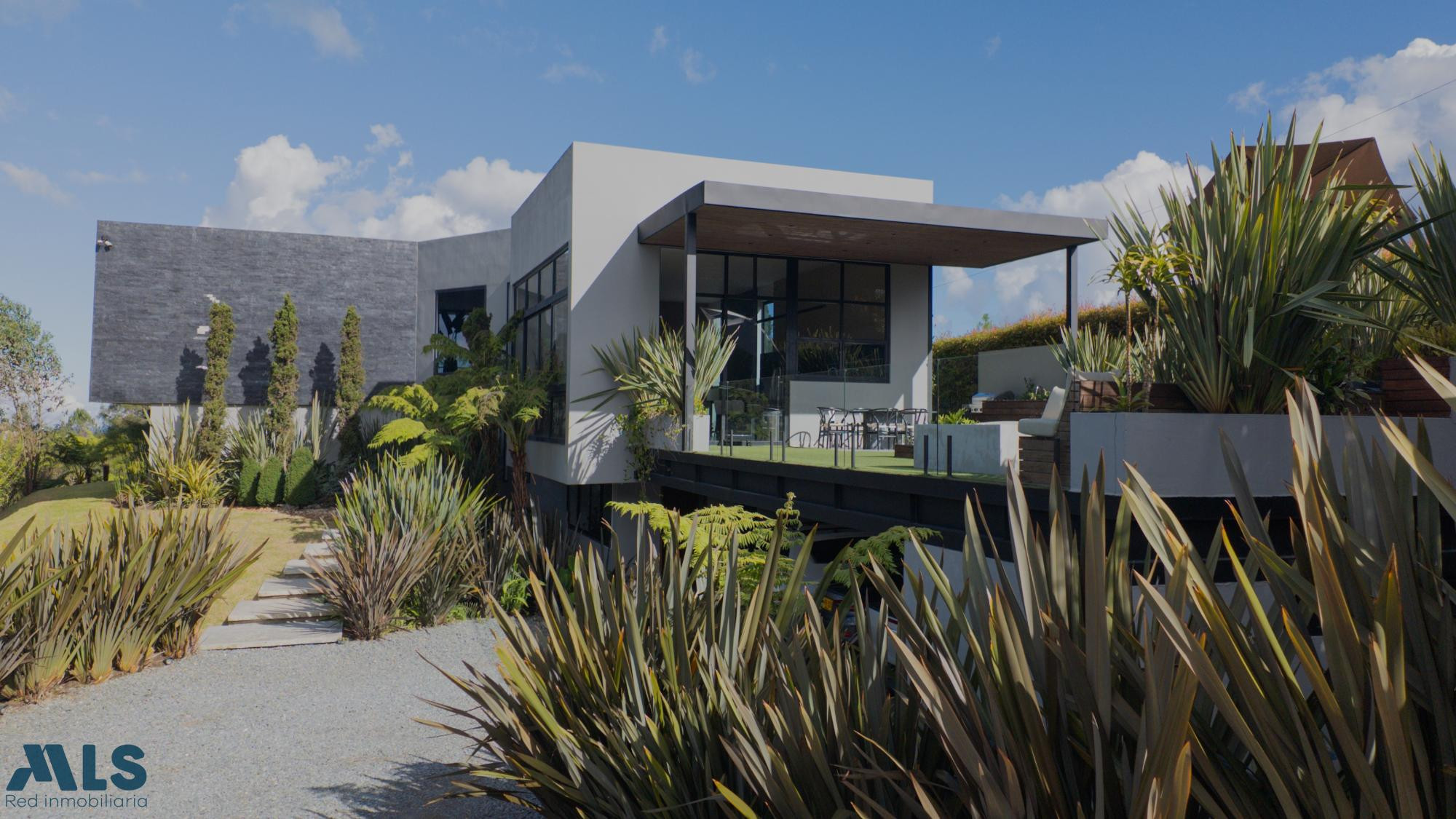 MODERNA Y EXCLUSIVA CASA CAMPESTRE EN LA LOMA DEL ESCOBERO envigado - alto del escobero envigado