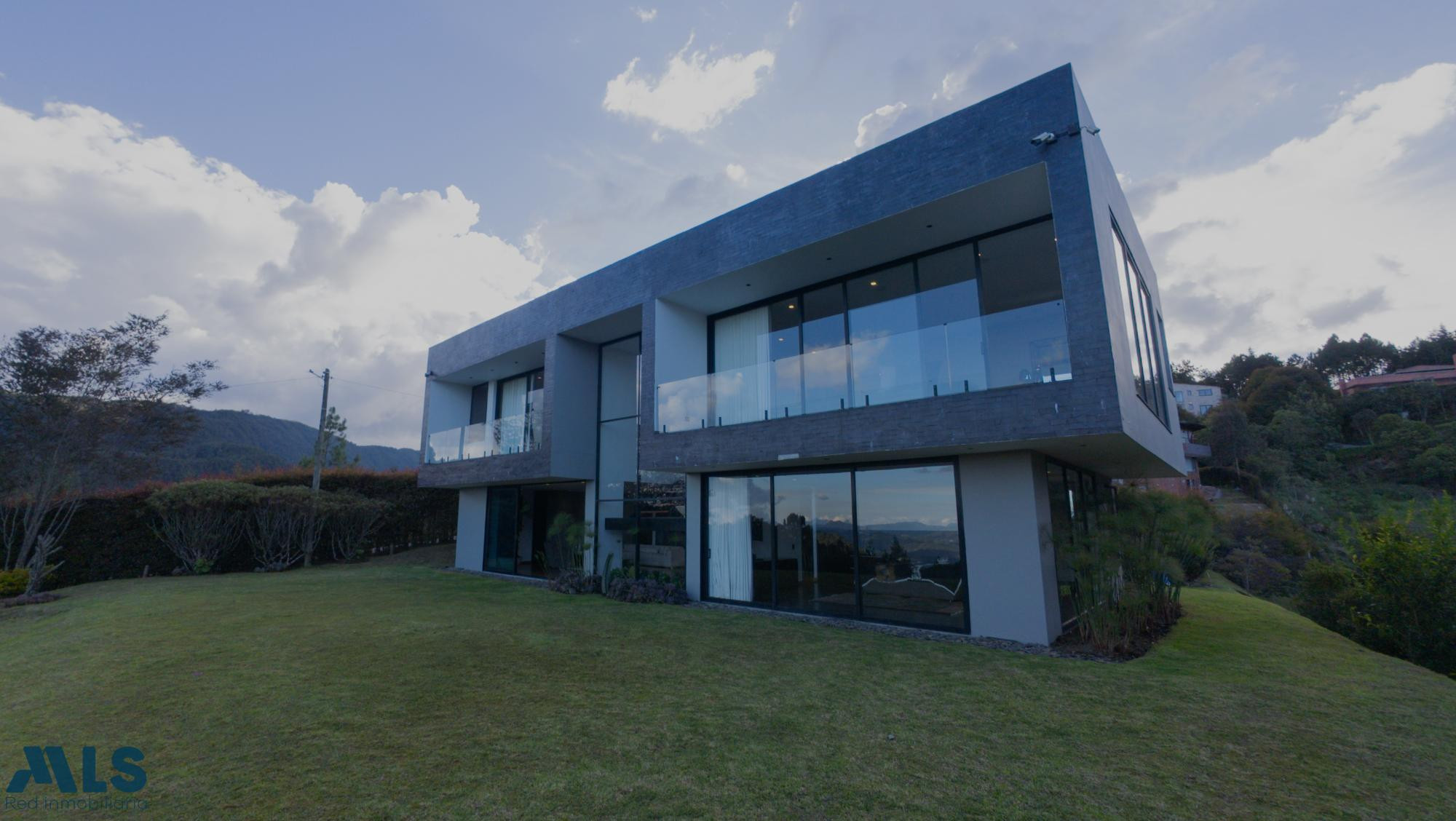 MODERNA Y EXCLUSIVA CASA CAMPESTRE EN LA LOMA DEL ESCOBERO envigado - alto del escobero envigado