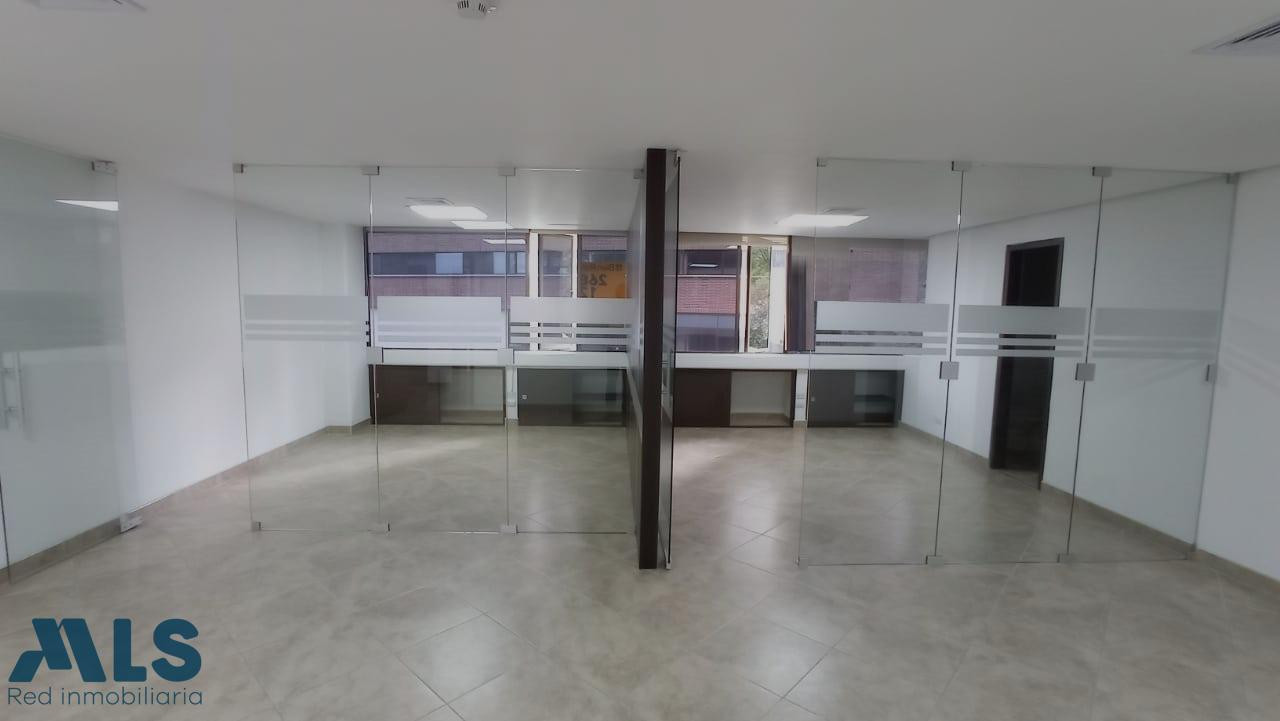 Amplia oficina en excelente ubicación medellin - manila