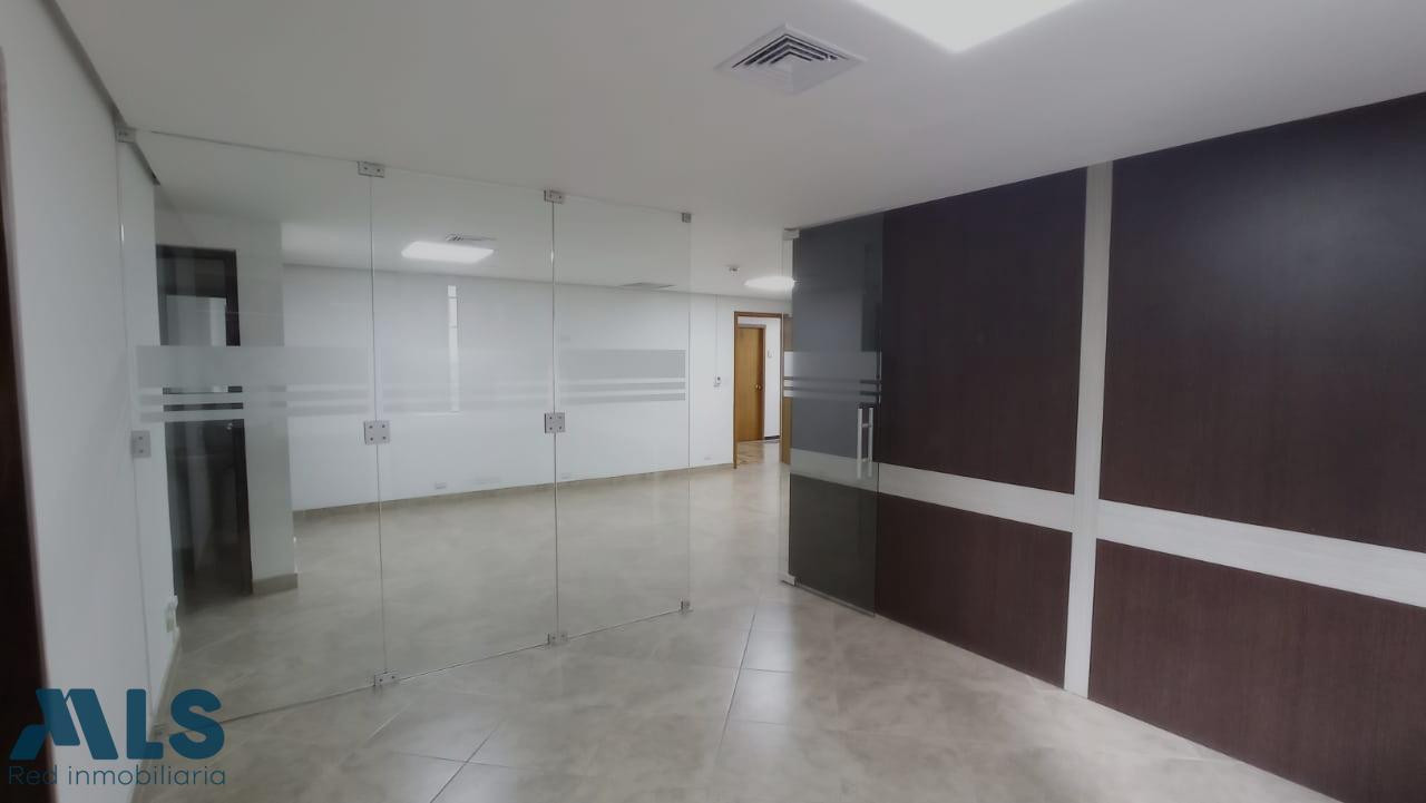 Amplia oficina en excelente ubicación medellin - manila