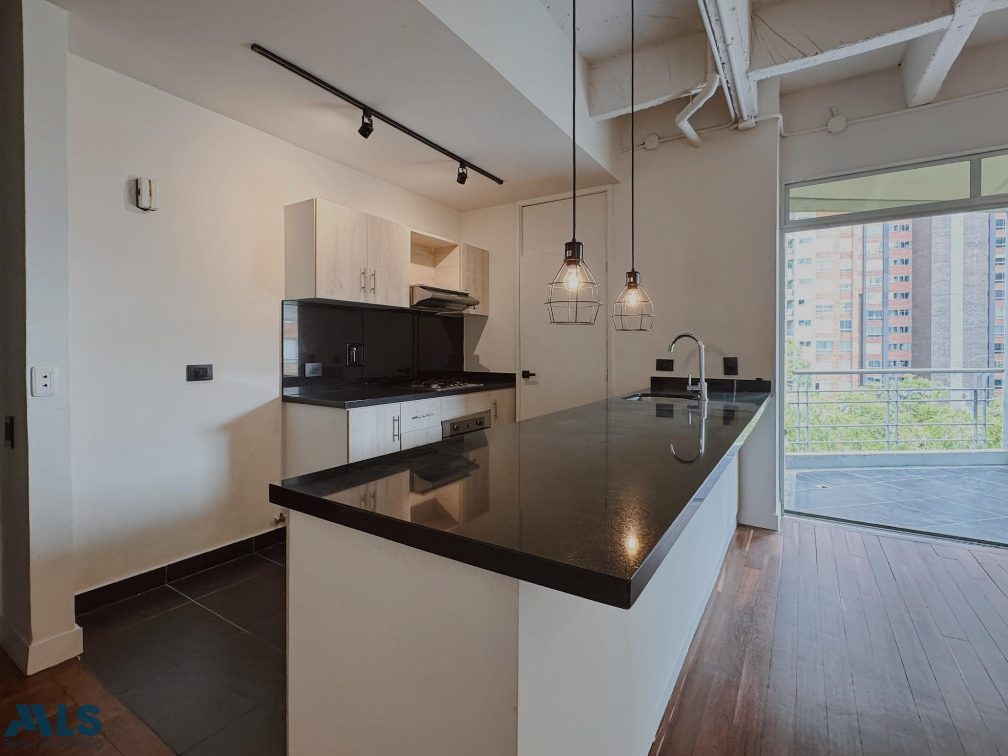 Apartaestudio en el Tesoro con balcón remodelado medellin - el tesoro