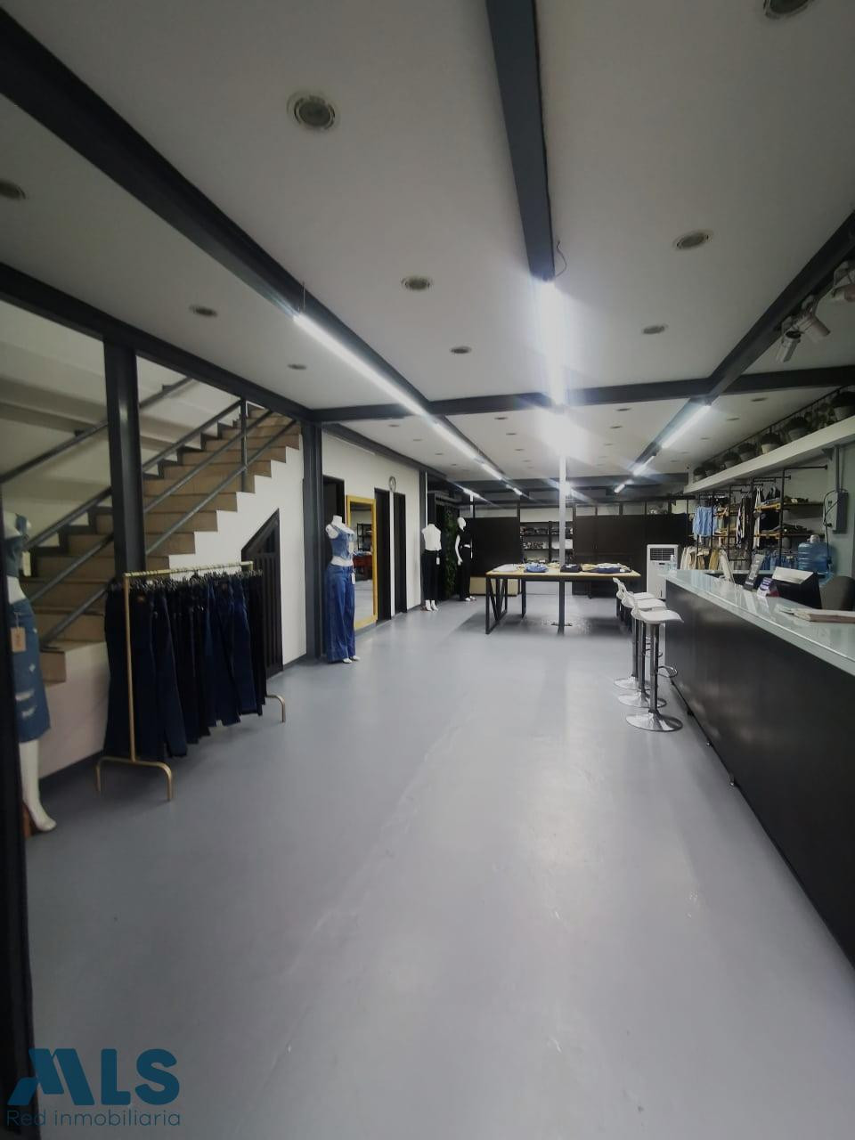 amplia bodega en excelente ubicación y distribución interna medellin - guayabal