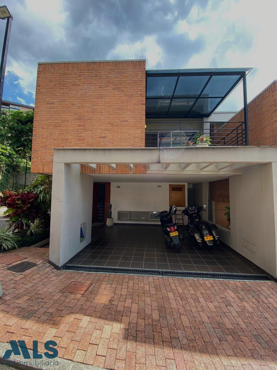 hermosa casa de tres niveles, reformada, consta de 4 habitaciones, amplio jardín, coc medellin - altos del poblado