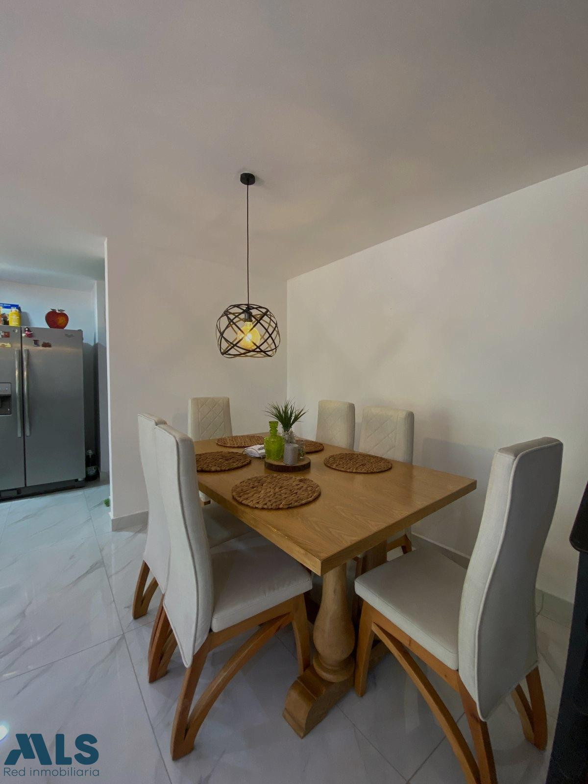 hermosa casa de tres niveles, reformada, consta de 4 habitaciones, amplio jardín, coc medellin - altos del poblado