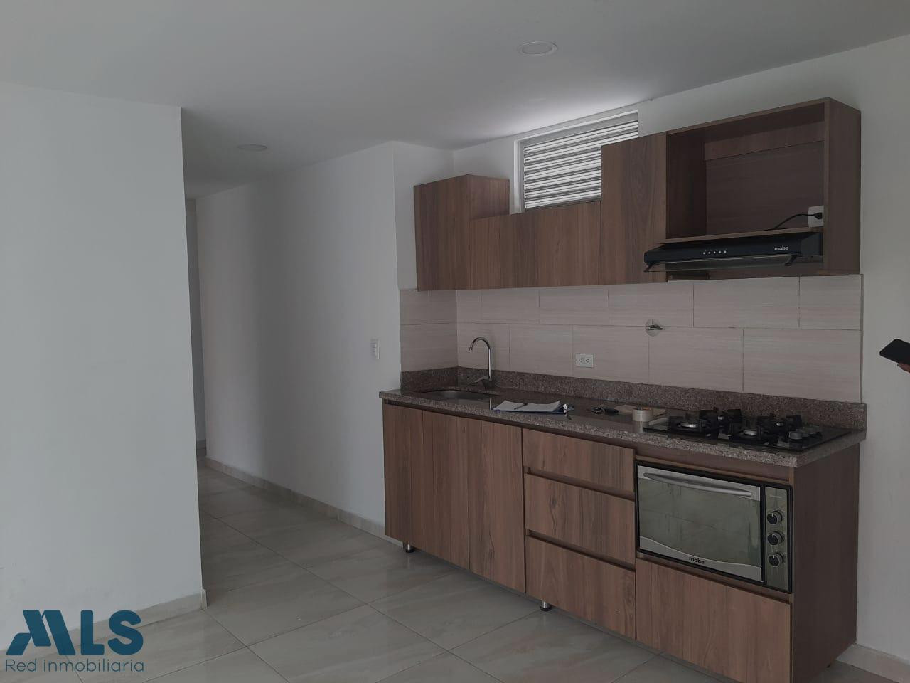 apartamento amplio con patio privado, iluminación natural y ubicación estratégica. medellin - calasanz