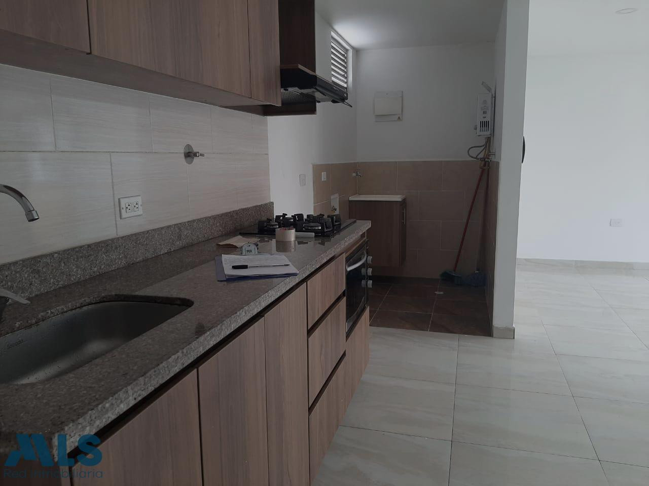 apartamento amplio con patio privado, iluminación natural y ubicación estratégica. medellin - calasanz