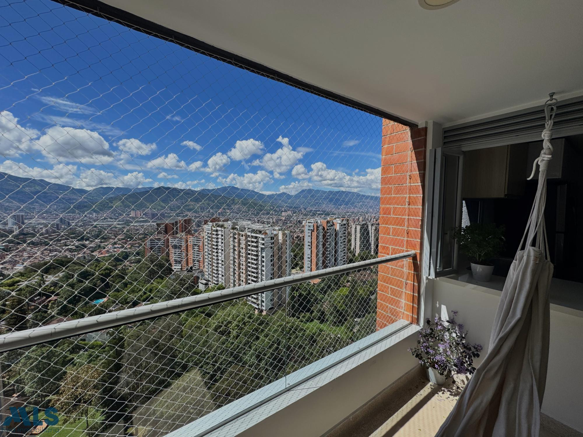 Excelente vista, distribución y el sector espectacular. envigado - loma de las brujas