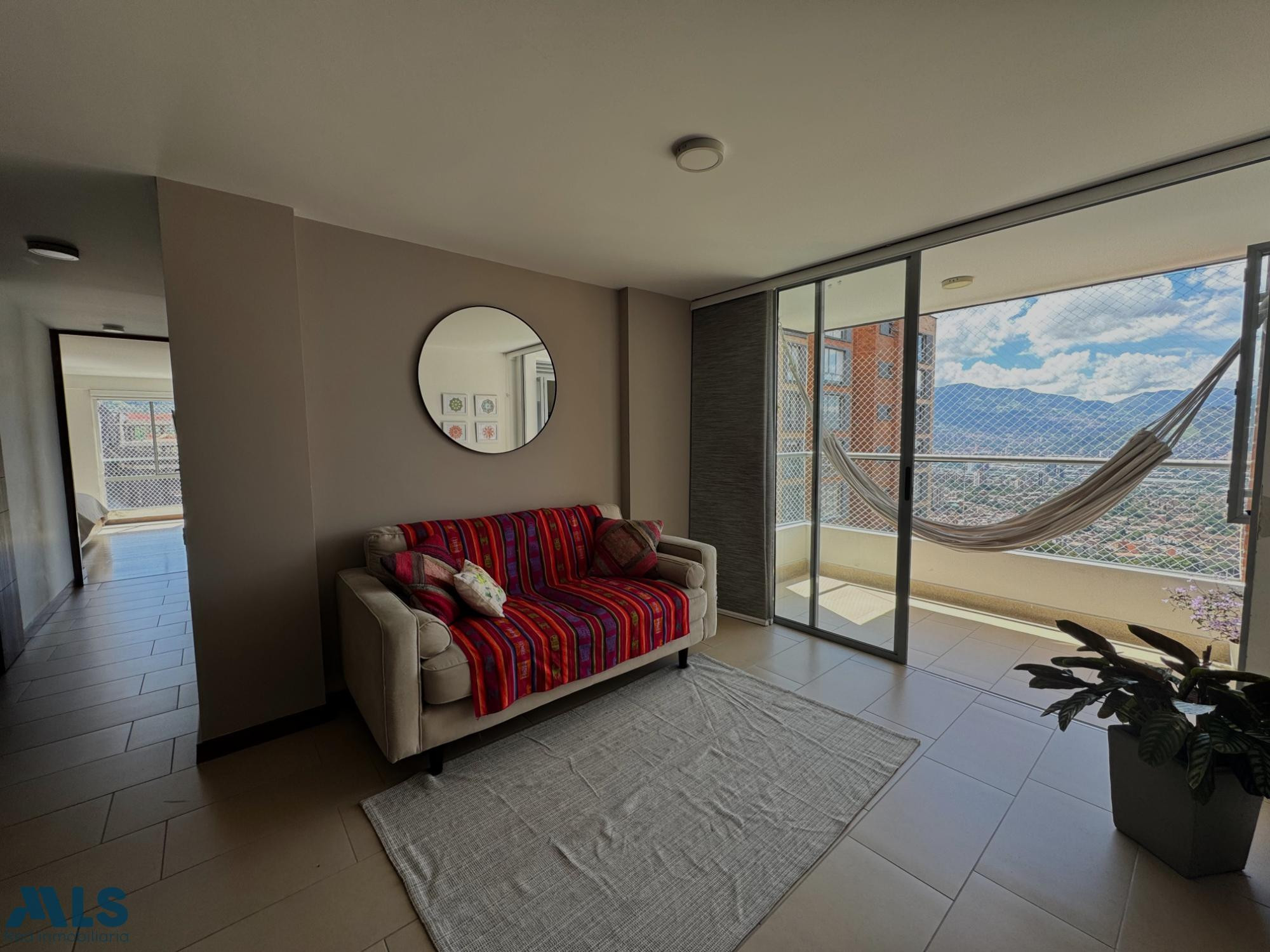 Excelente vista, distribución y el sector espectacular. envigado - loma de las brujas