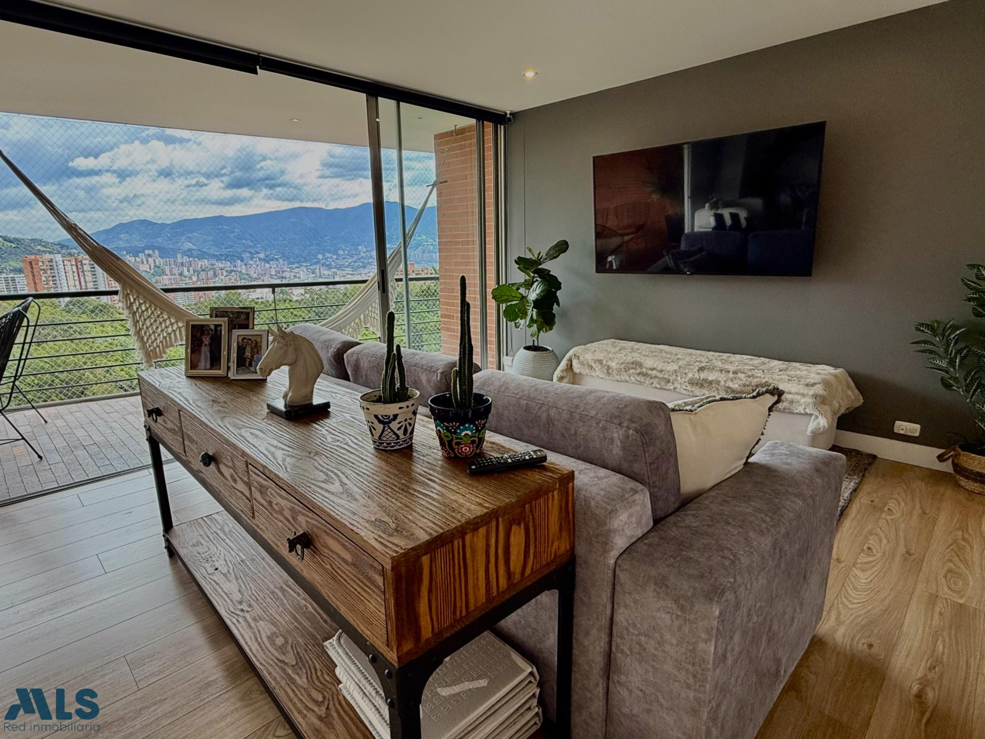 HERMOSO APARTAMENTO CON VISTA A LA CIUDAD EN SAN LUCAS! medellin - san lucas