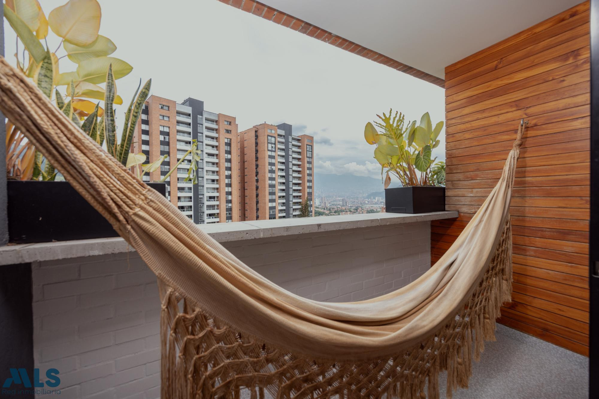 HERMOSO APARTAMENTO CON ECELENTE VISTA, SE VENDE AMOBLADO envigado - loma de las brujas