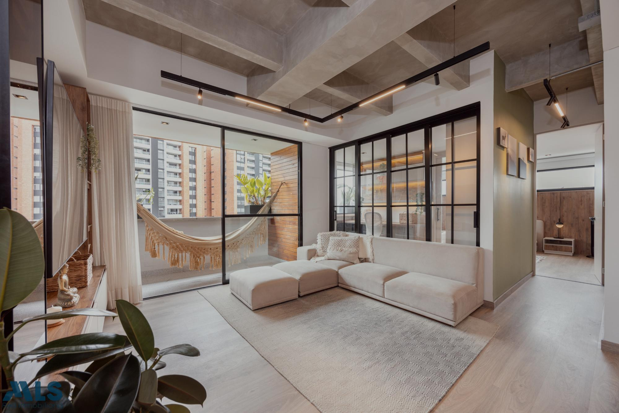 HERMOSO APARTAMENTO CON ECELENTE VISTA, SE VENDE AMOBLADO envigado - loma de las brujas