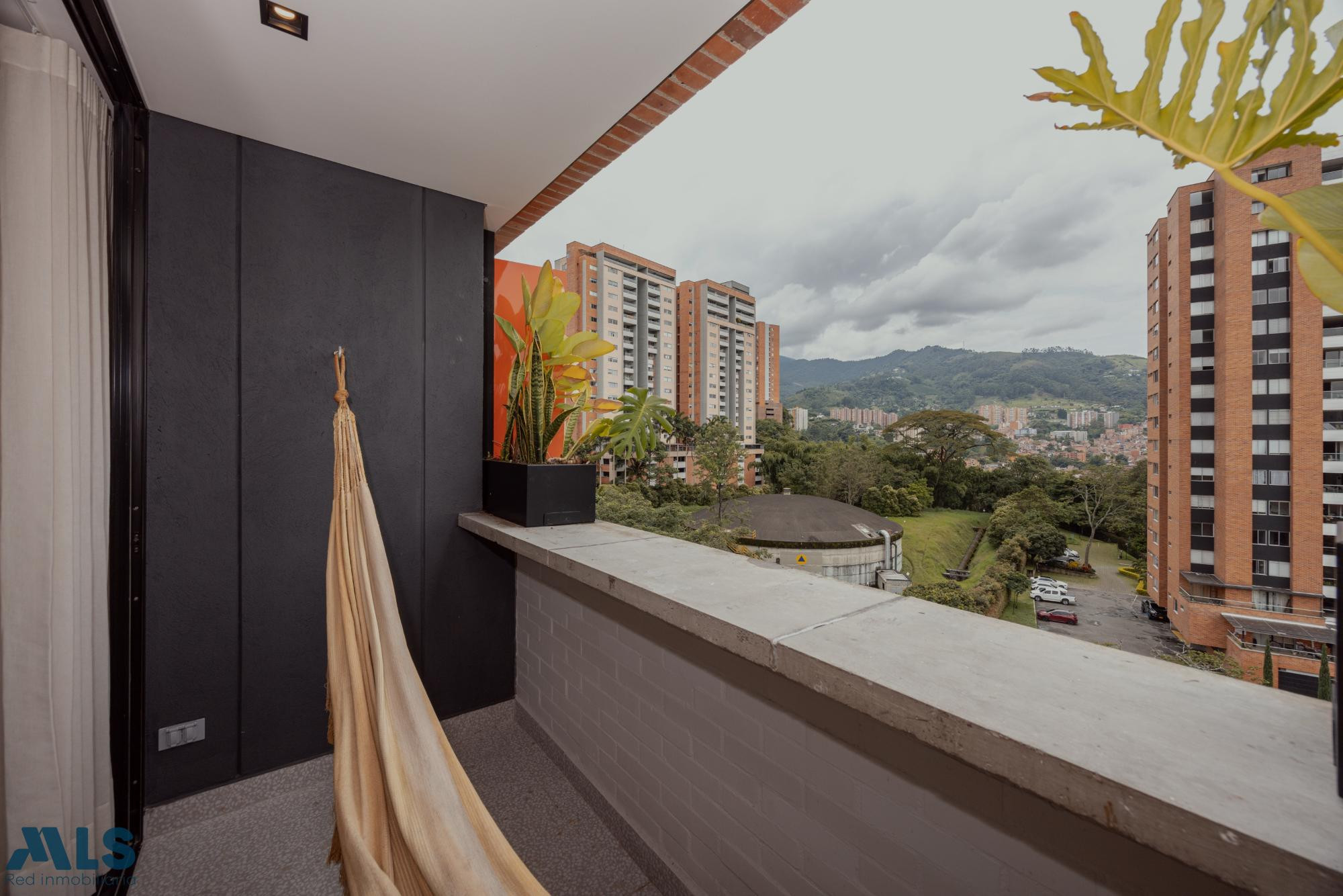 HERMOSO APARTAMENTO CON ECELENTE VISTA, SE VENDE AMOBLADO envigado - loma de las brujas