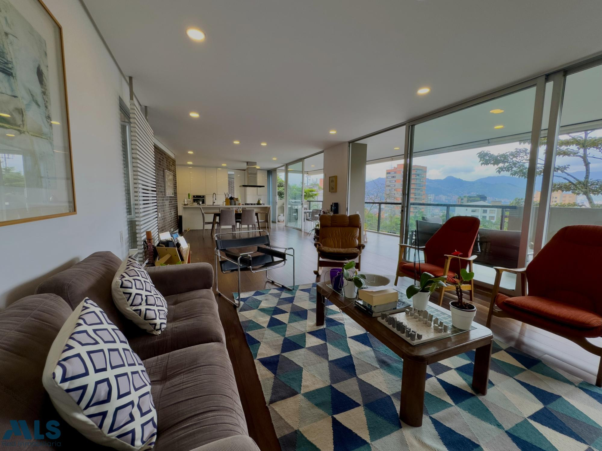 Espacios generosos en ubicación inmejorable. Alejandria. medellin - alejandria