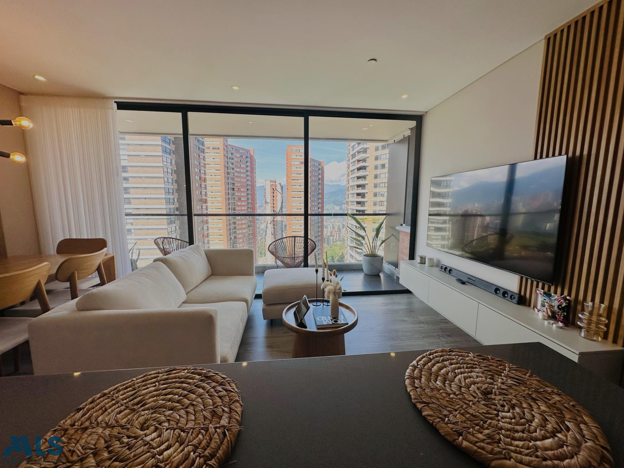 Apartamento moderno con vista a la ciudad y amenidades tipo club en El Poblado medellin - altos del poblado