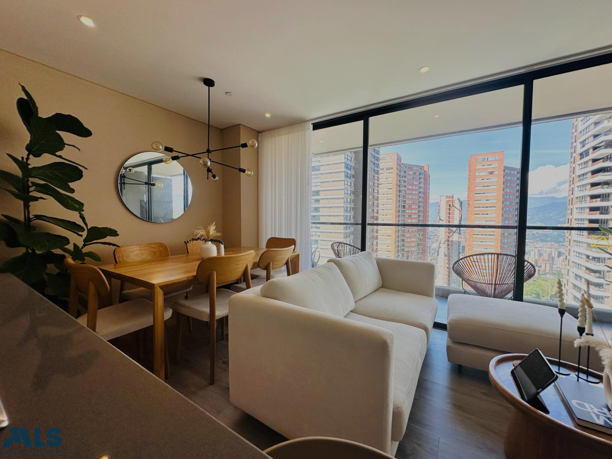 Apartamento moderno con vista a la ciudad y amenidades tipo club en El Poblado medellin - altos del poblado