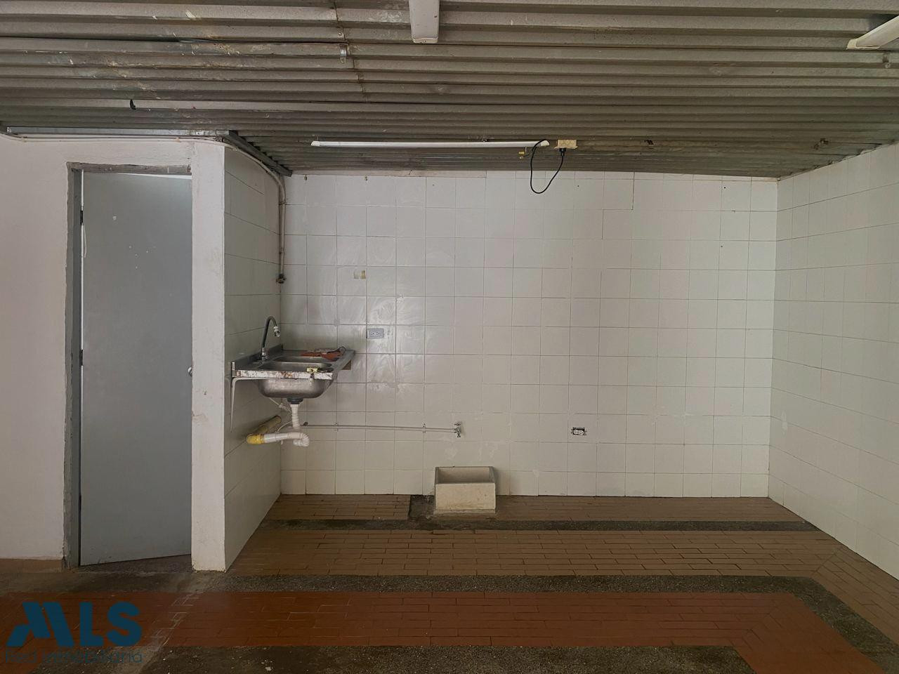 Espacio con todo el potencial para convertirse en el punto de referencia del sector. envigado - alto de las flores