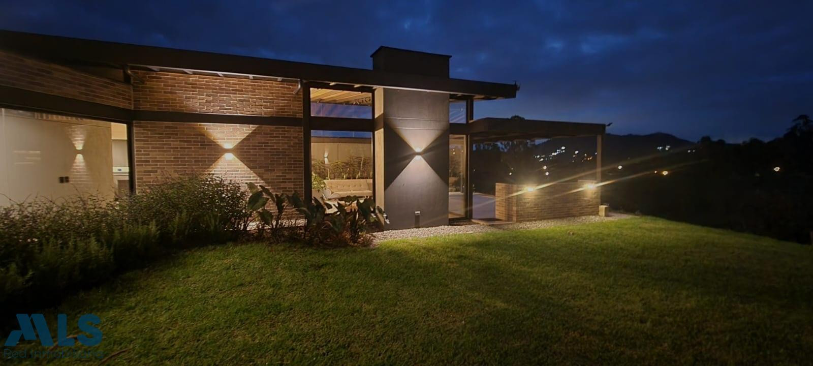 Casa moderna de un solo nivel en exclusiva parcelación de la ceja la-ceja - v el yarumo