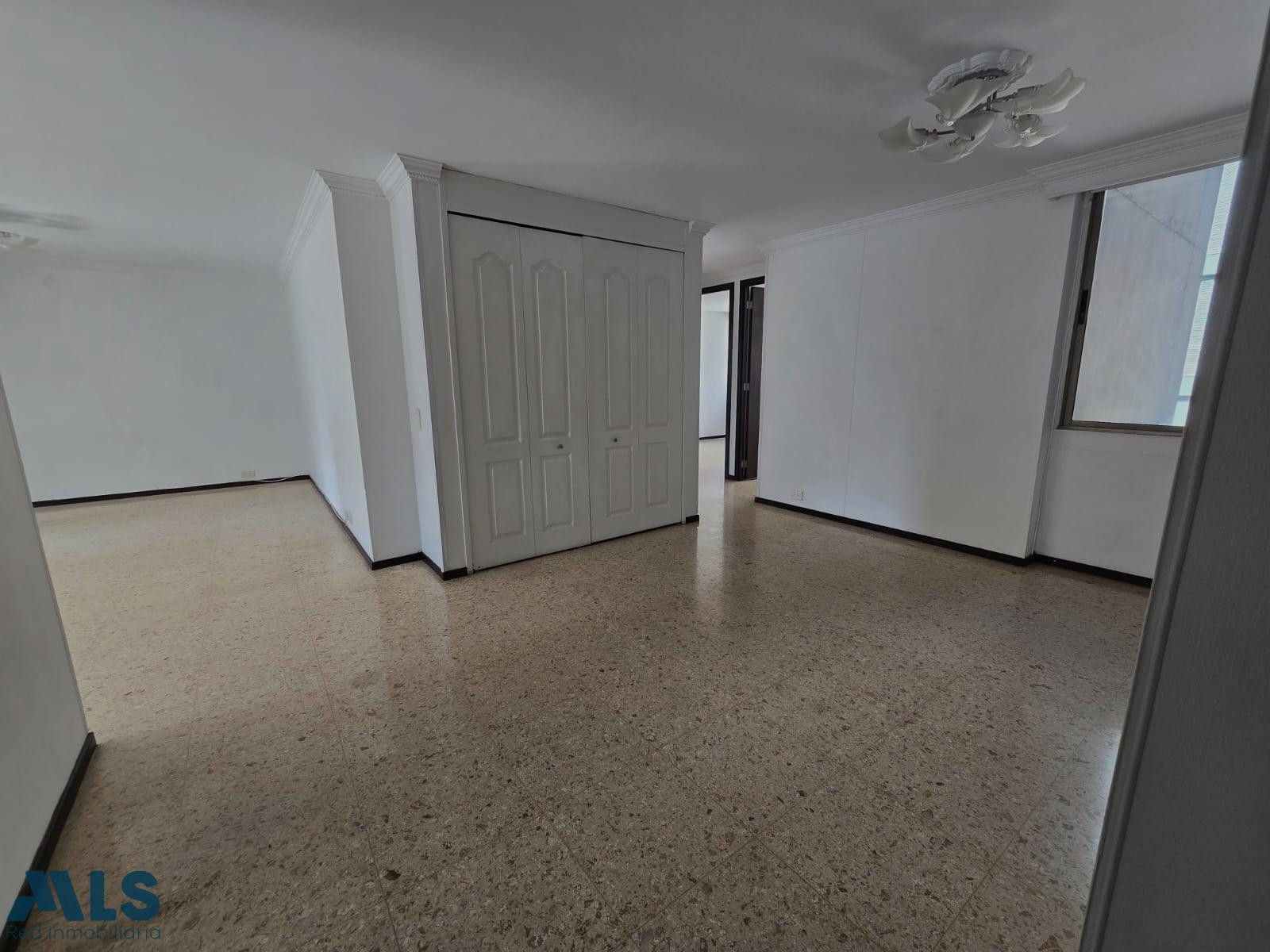Apartamento amplio con gran potencial de remodelación, en calle cerrada y tranquila. medellin - castropol