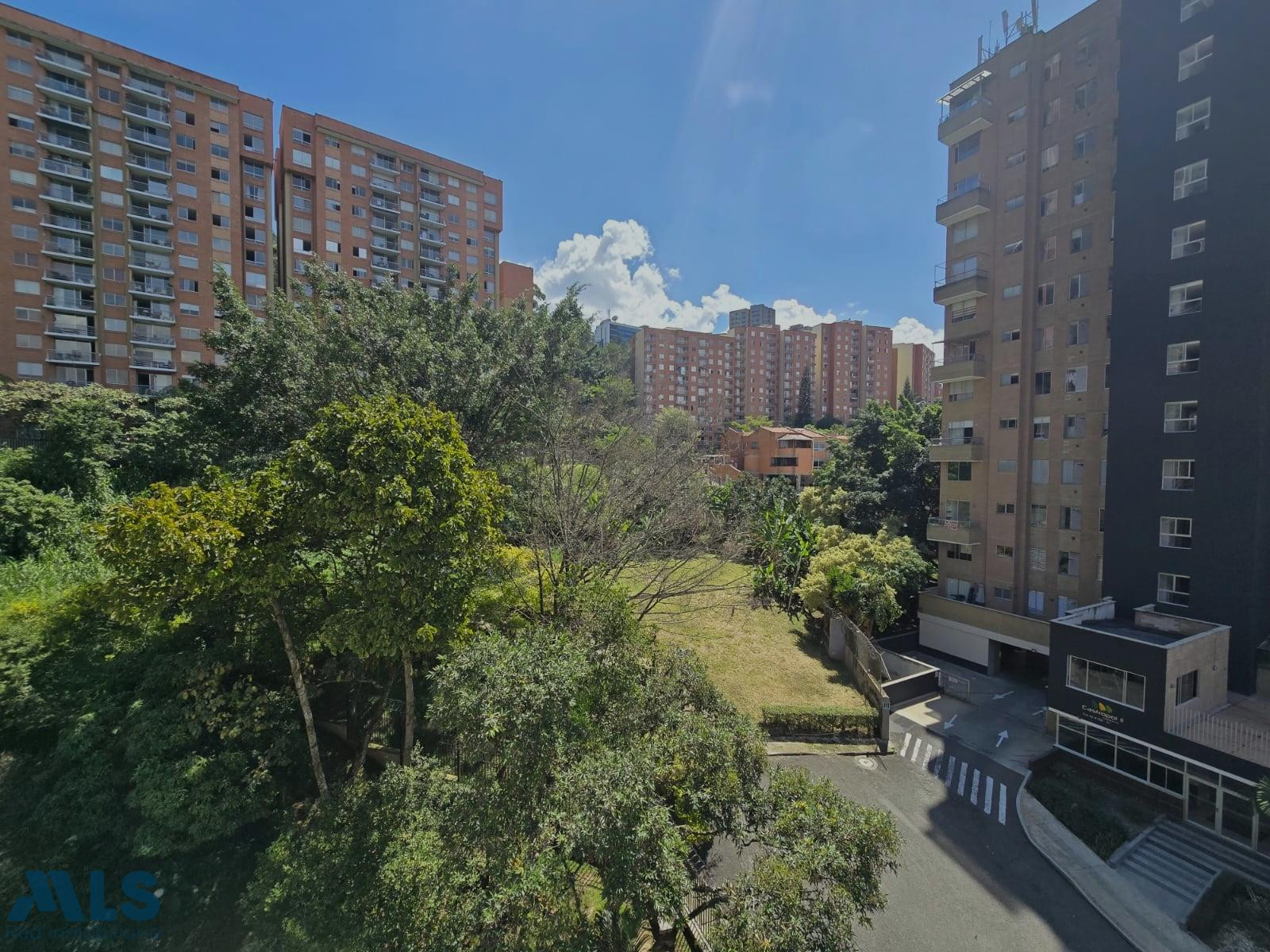 Apartamento amplio con gran potencial de remodelación, en calle cerrada y tranquila. medellin - castropol