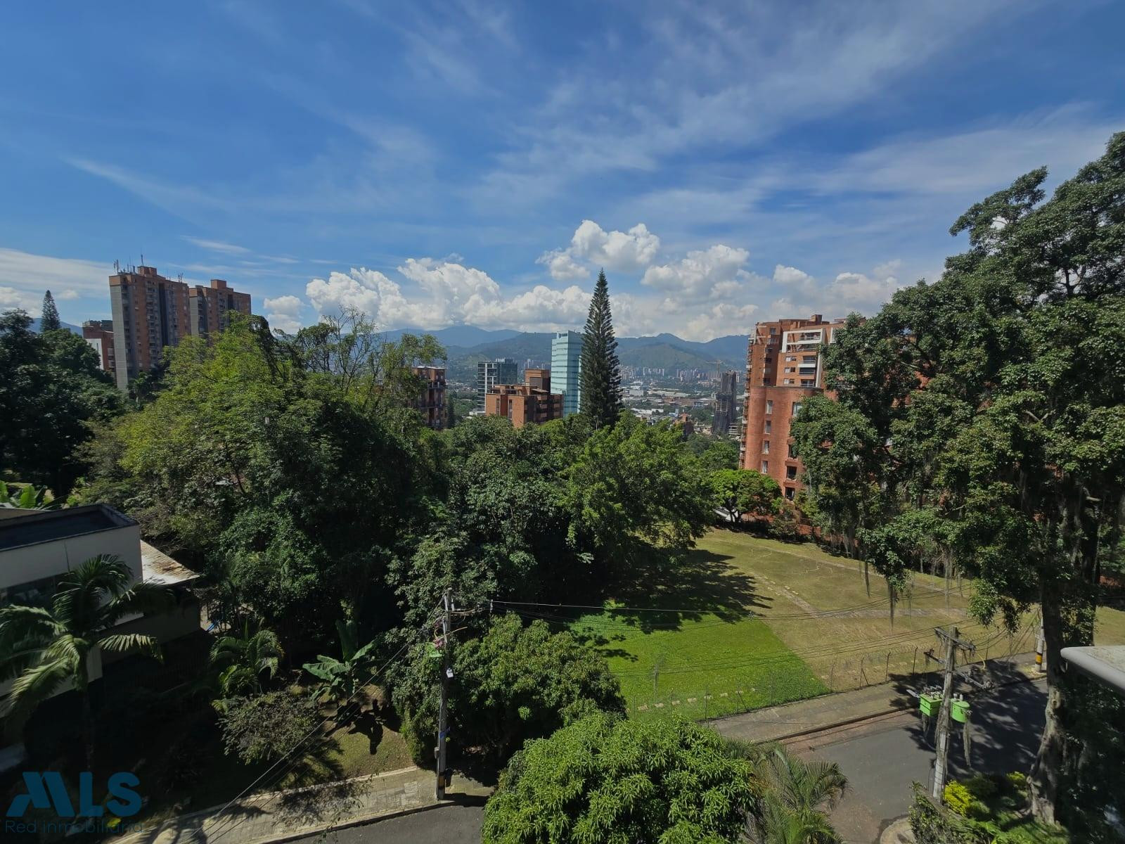 Apartamento amplio con gran potencial de remodelación, en calle cerrada y tranquila. medellin - castropol
