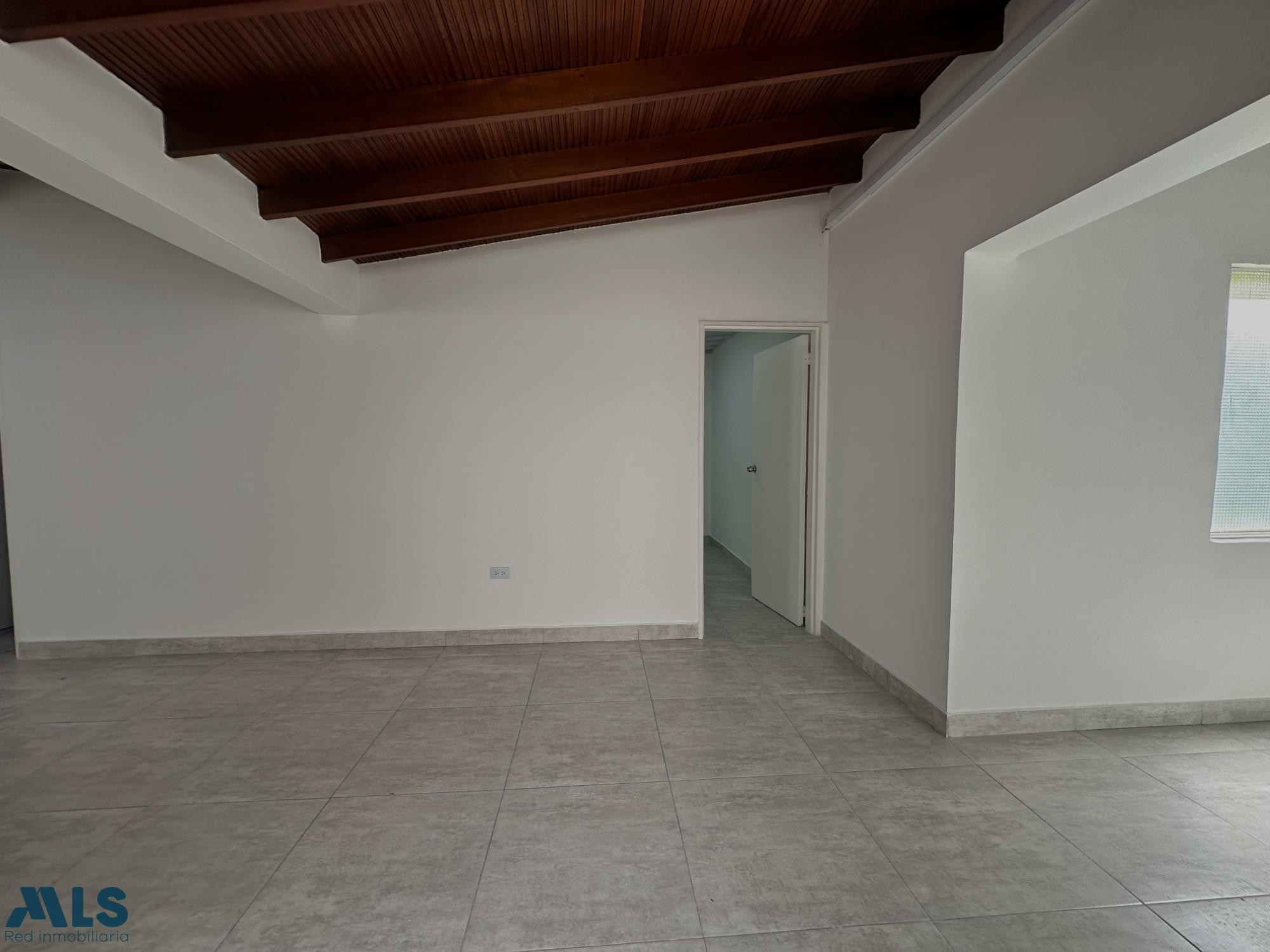 VENTA DE CASA EN LOS COLORES CON GRANDES ESPACIOS medellin - los colores