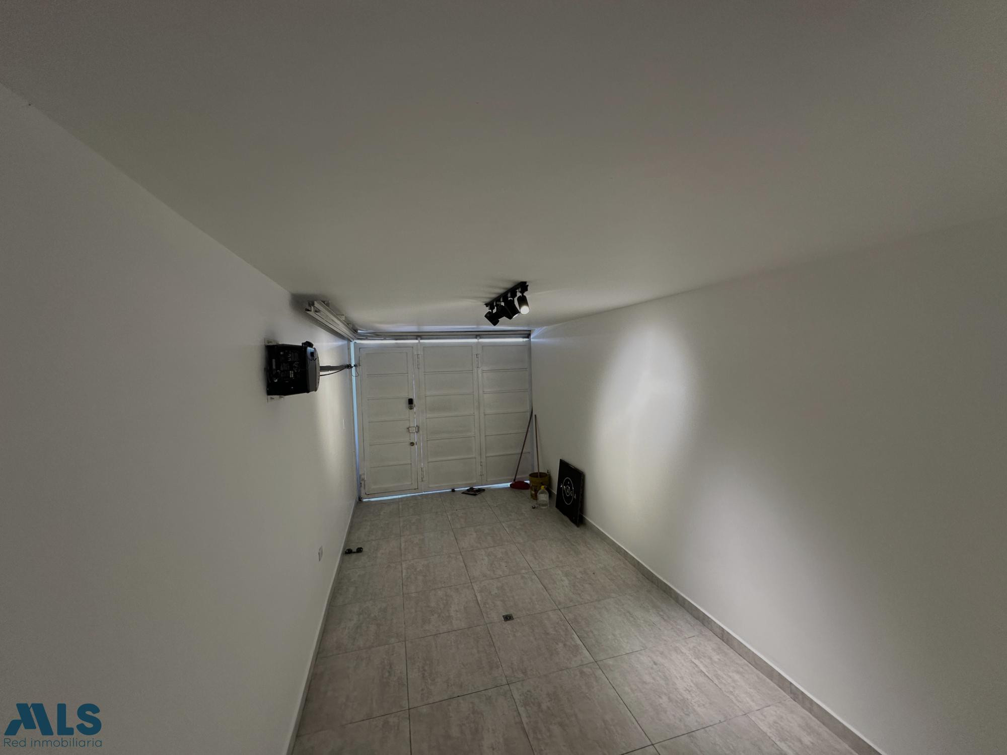 VENTA DE CASA EN LOS COLORES CON GRANDES ESPACIOS medellin - los colores