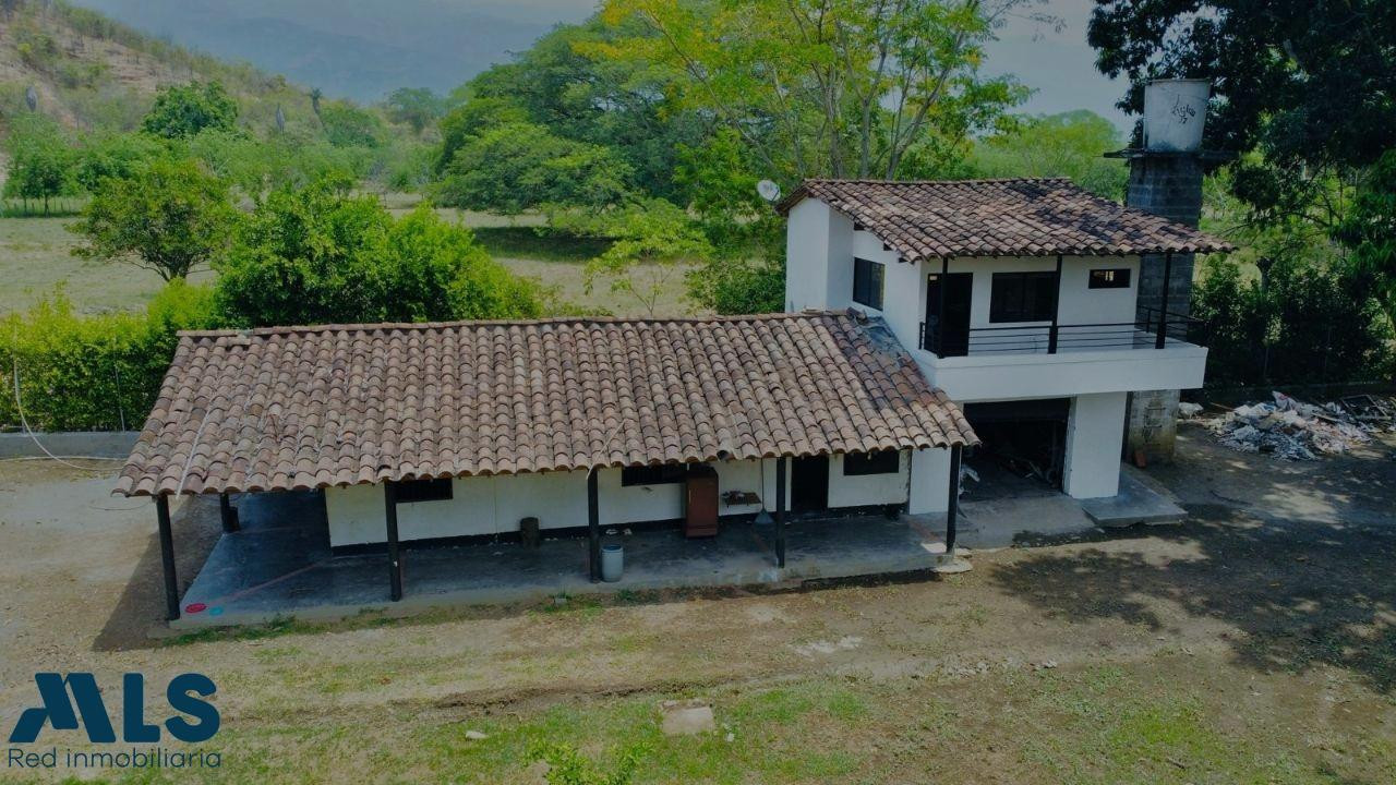 Finca con gran lote y posibilidad de desarrollo comercial santa-fe-de-antioquia - v el espinal