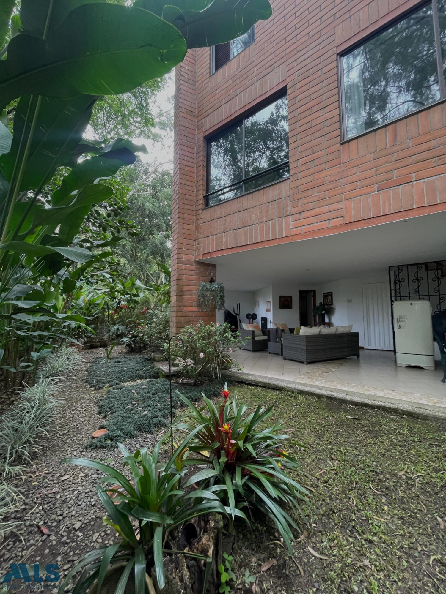 CASA CON JARDIN, CERCA A LA UNIVERSIDAD CES medellin - altos del poblado